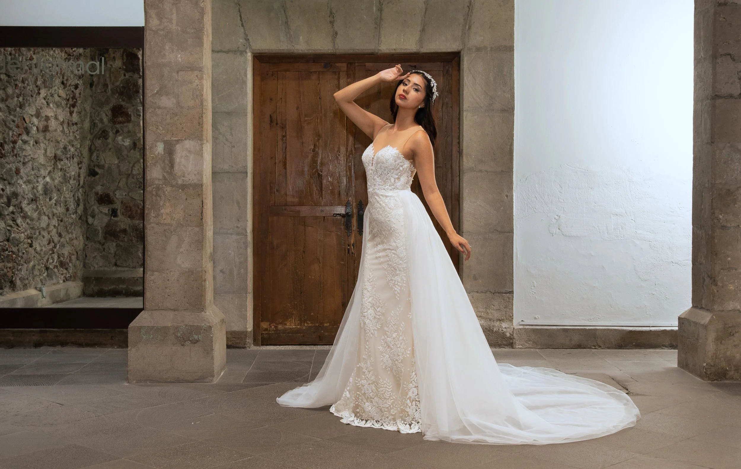 Vestido de novia Waterford con la sobrefalda de tul desmontable puesta, que añade volumen y cola.