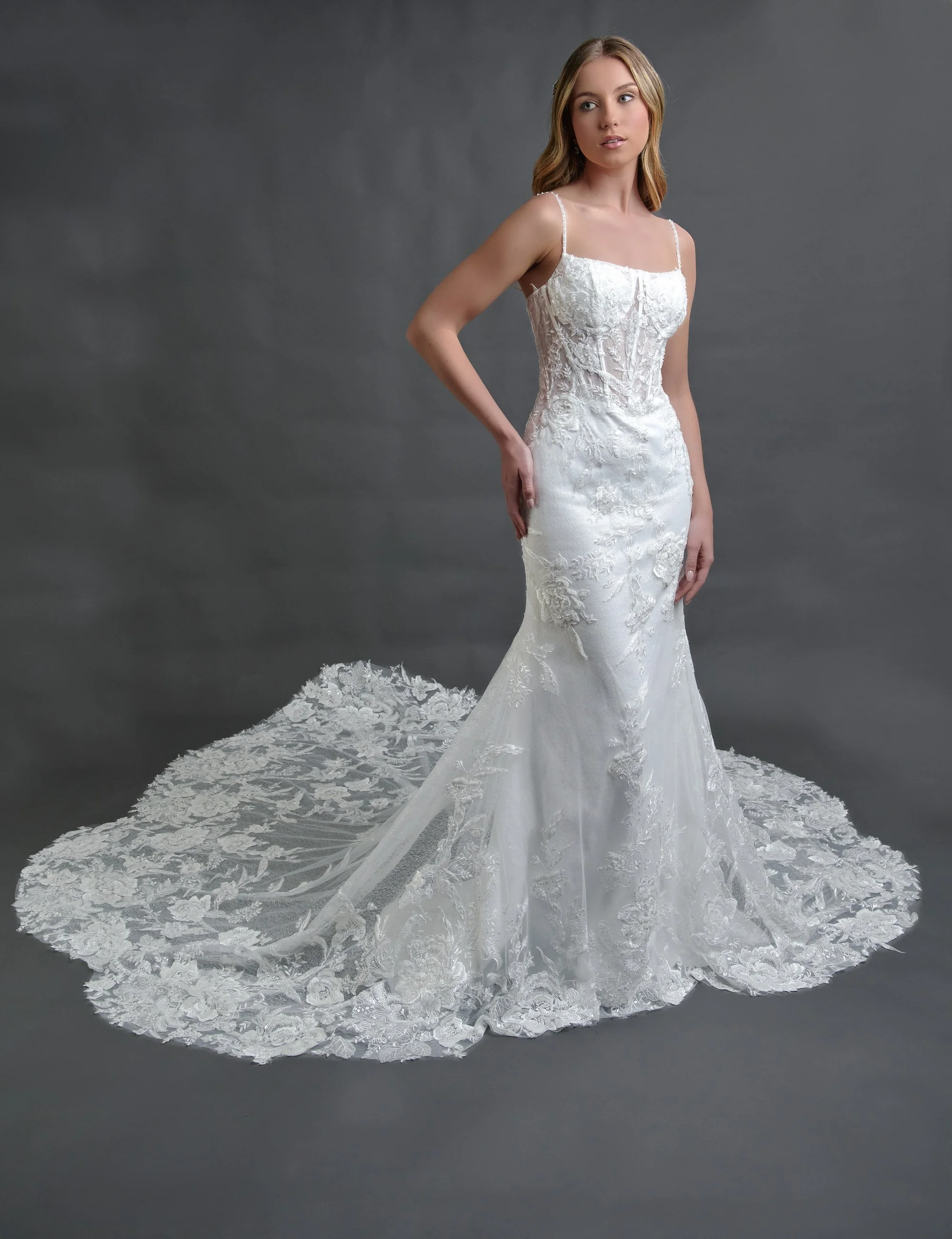 Novia con el vestido Belmonte de Bridenformal, silueta sirena bordada en encaje floral, vista frontal con cola.