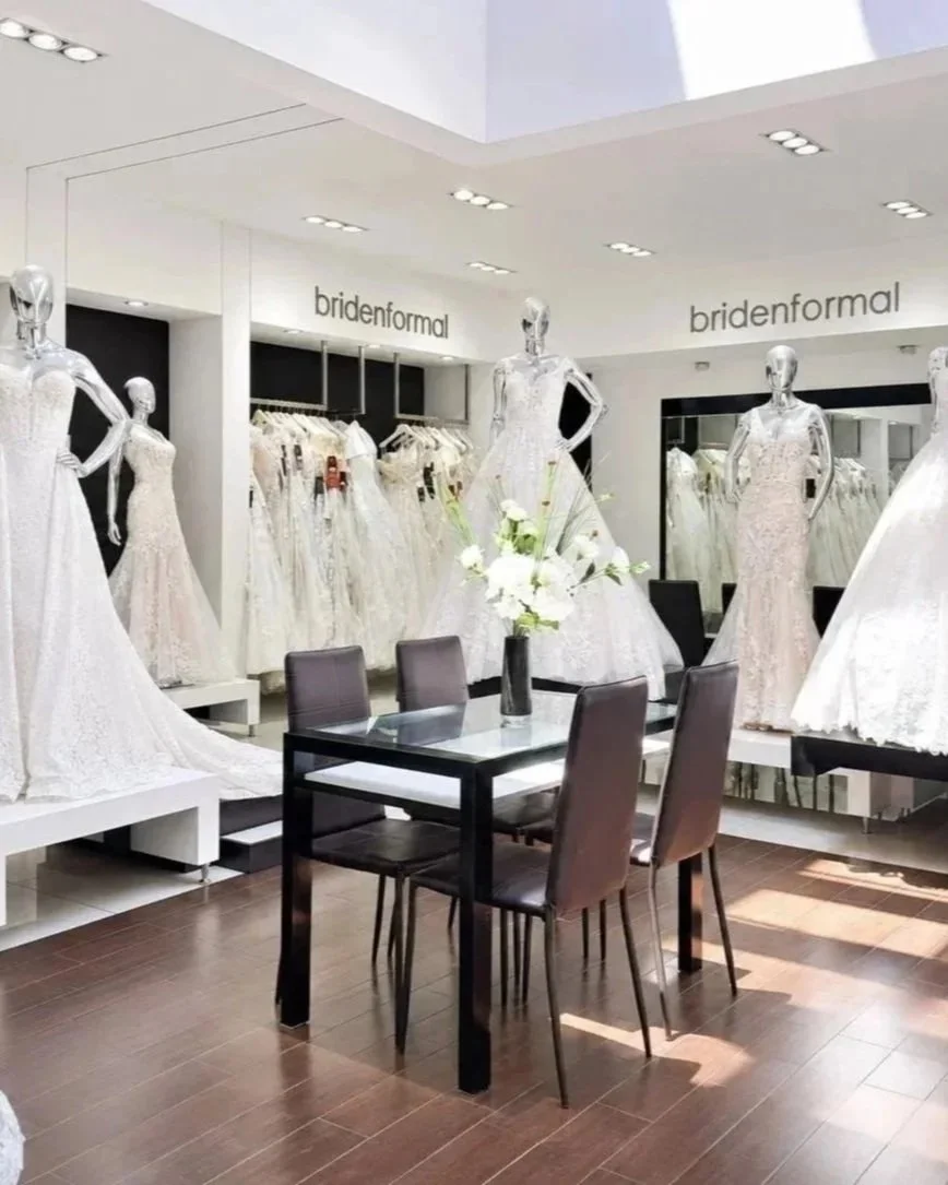 Interior de la tienda Bridenformal Puebla con exhibición de vestidos de novia y áreas de prueba