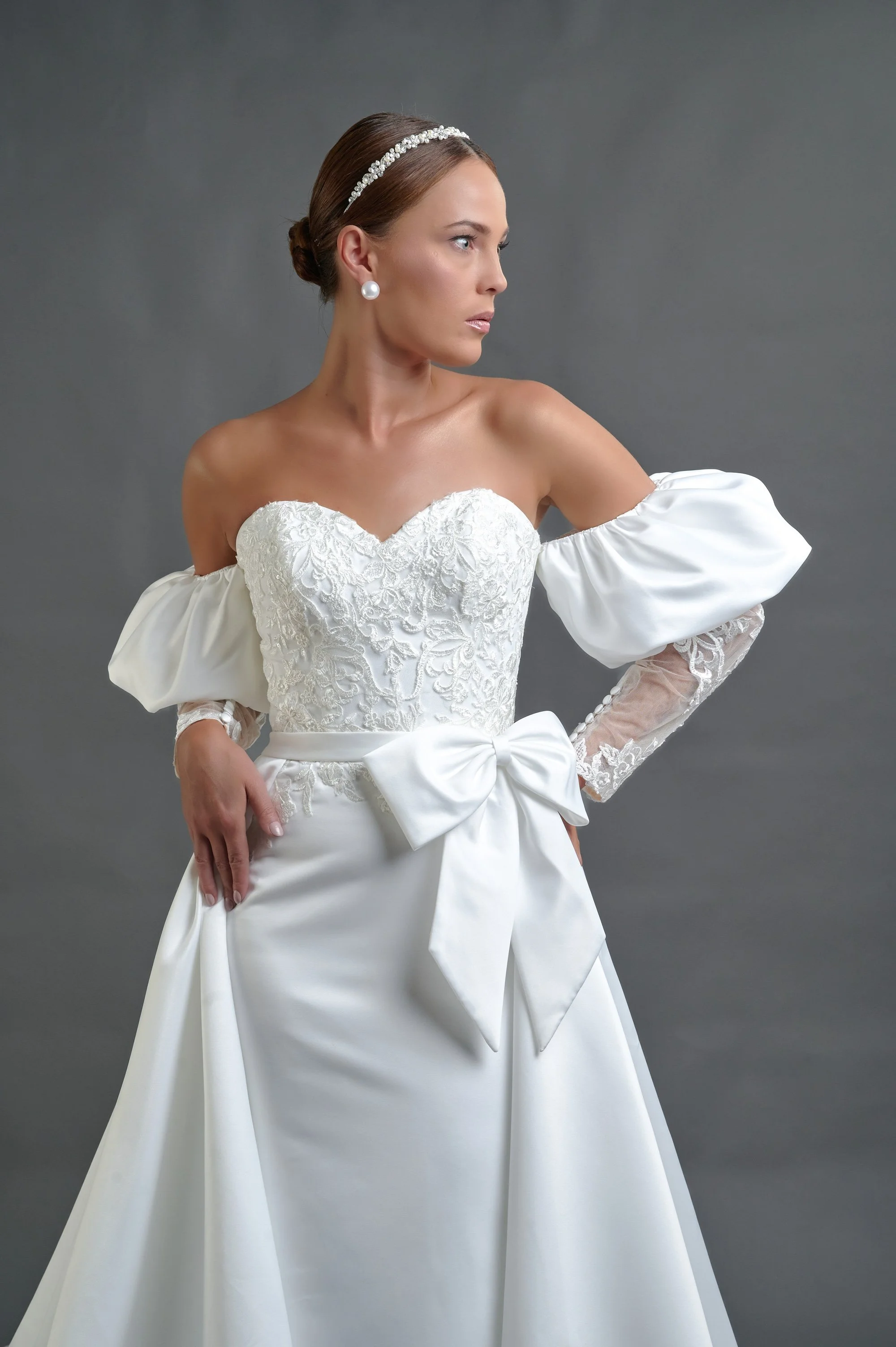 Detalle de las mangas abullonadas y el lazo de satén del vestido de novia Bolonia.
