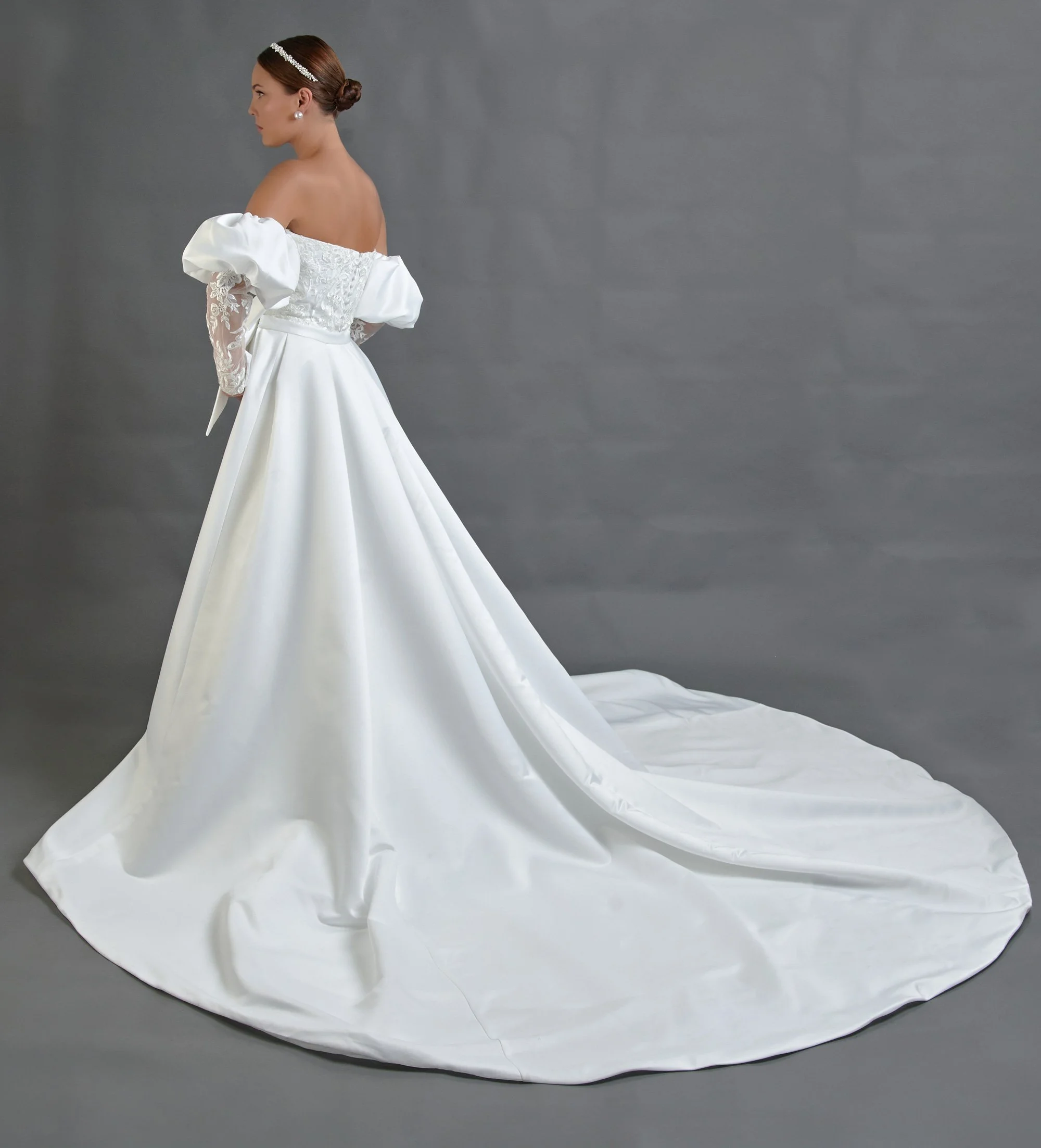 Espalda del vestido de novia Bolonia con silueta sirena de satén y cola larga.