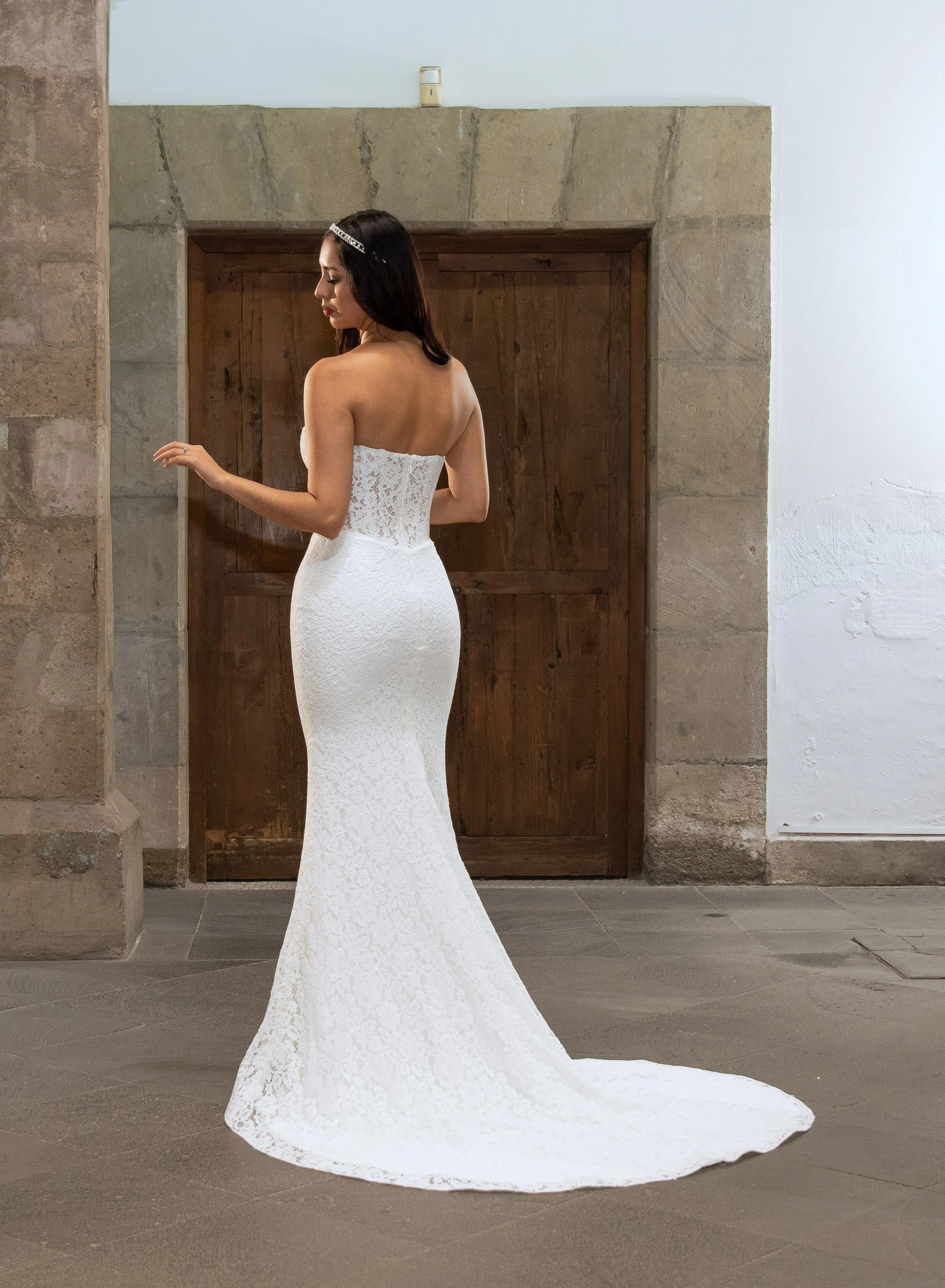 Espalda descubierta del vestido de novia Leah en encaje floral con silueta sirena y cola de barrido.