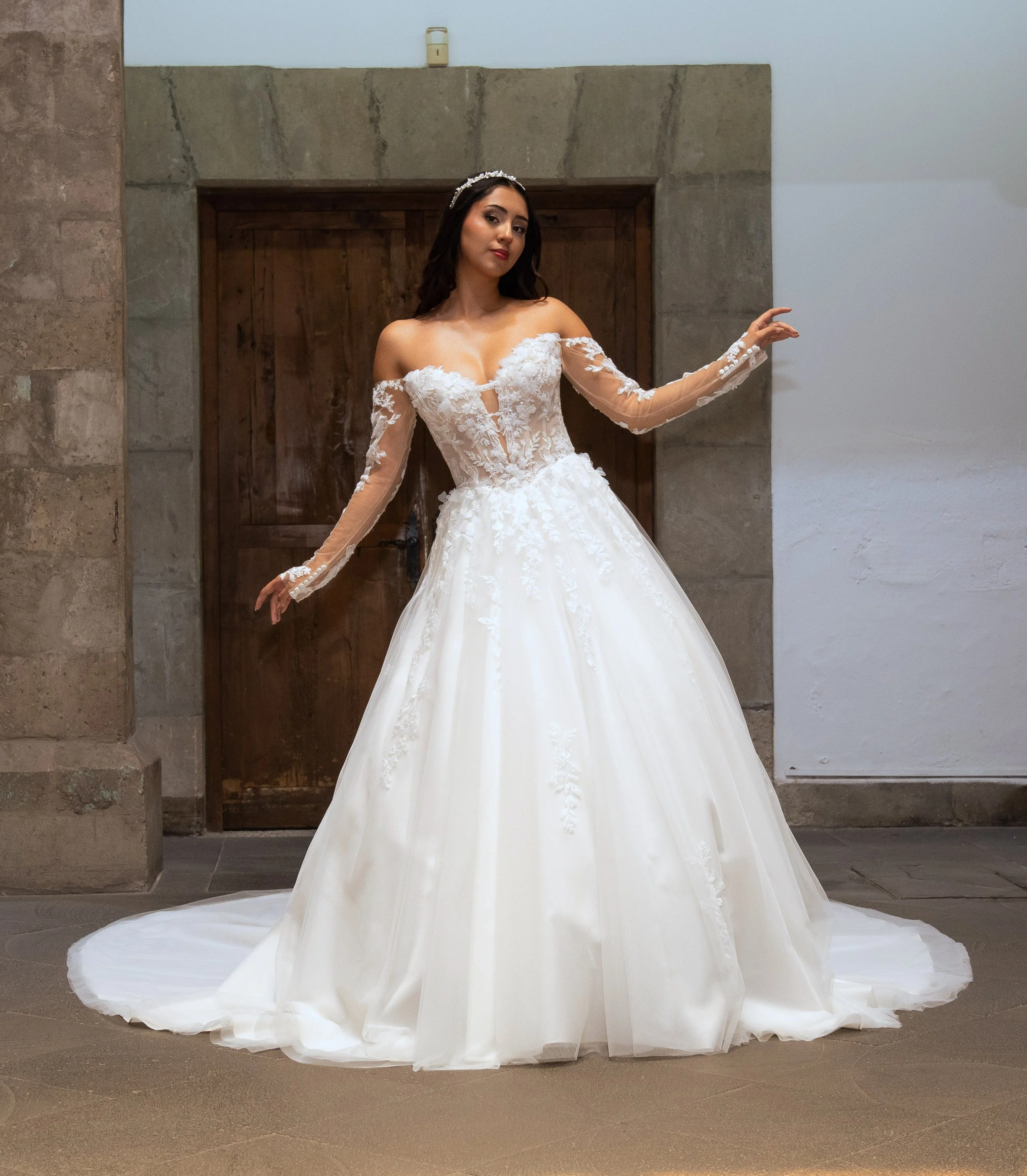 Novia con el vestido Martha de Bridenformal, princesa de tul con encaje y mangas largas de ilusión, vista frontal completa.