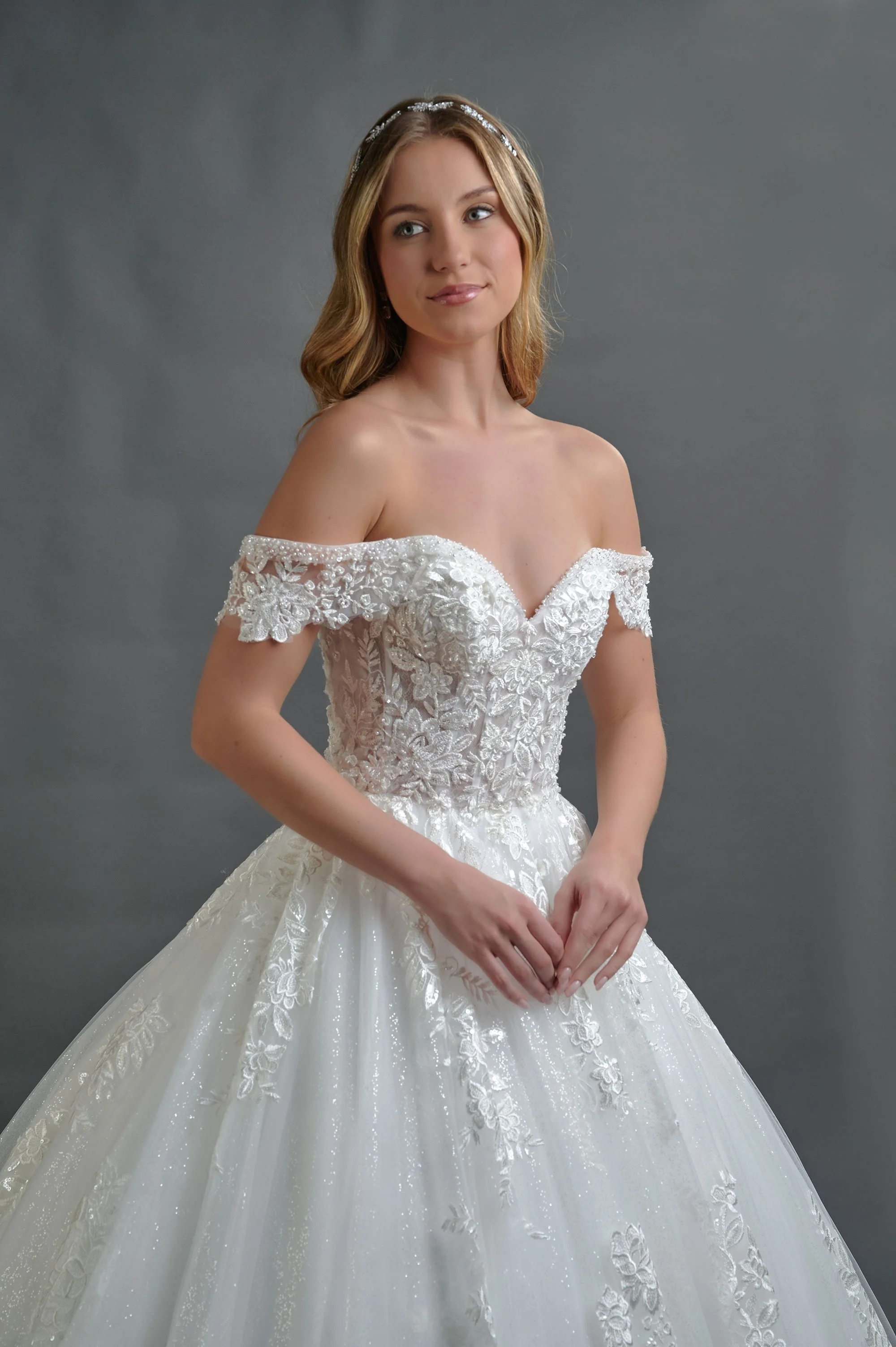 Detalle del escote corazón con hombros caídos y corpiño de encaje con pedrería del vestido Bertino.