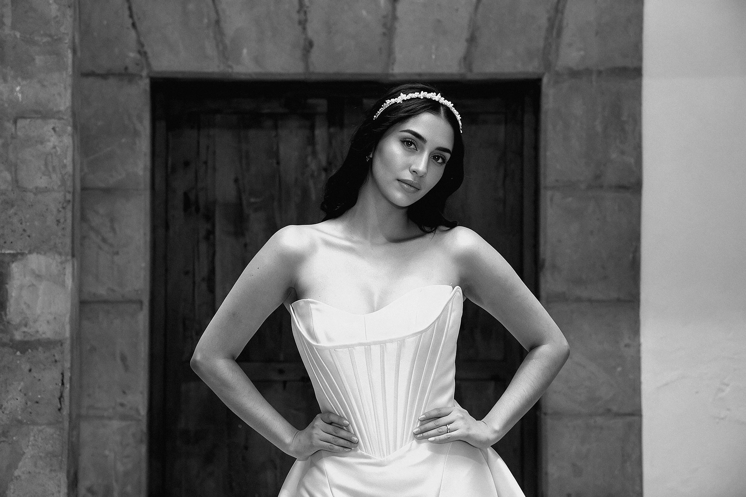 Escote corazón strapless del vestido Love con corsé de satén de costuras verticales.