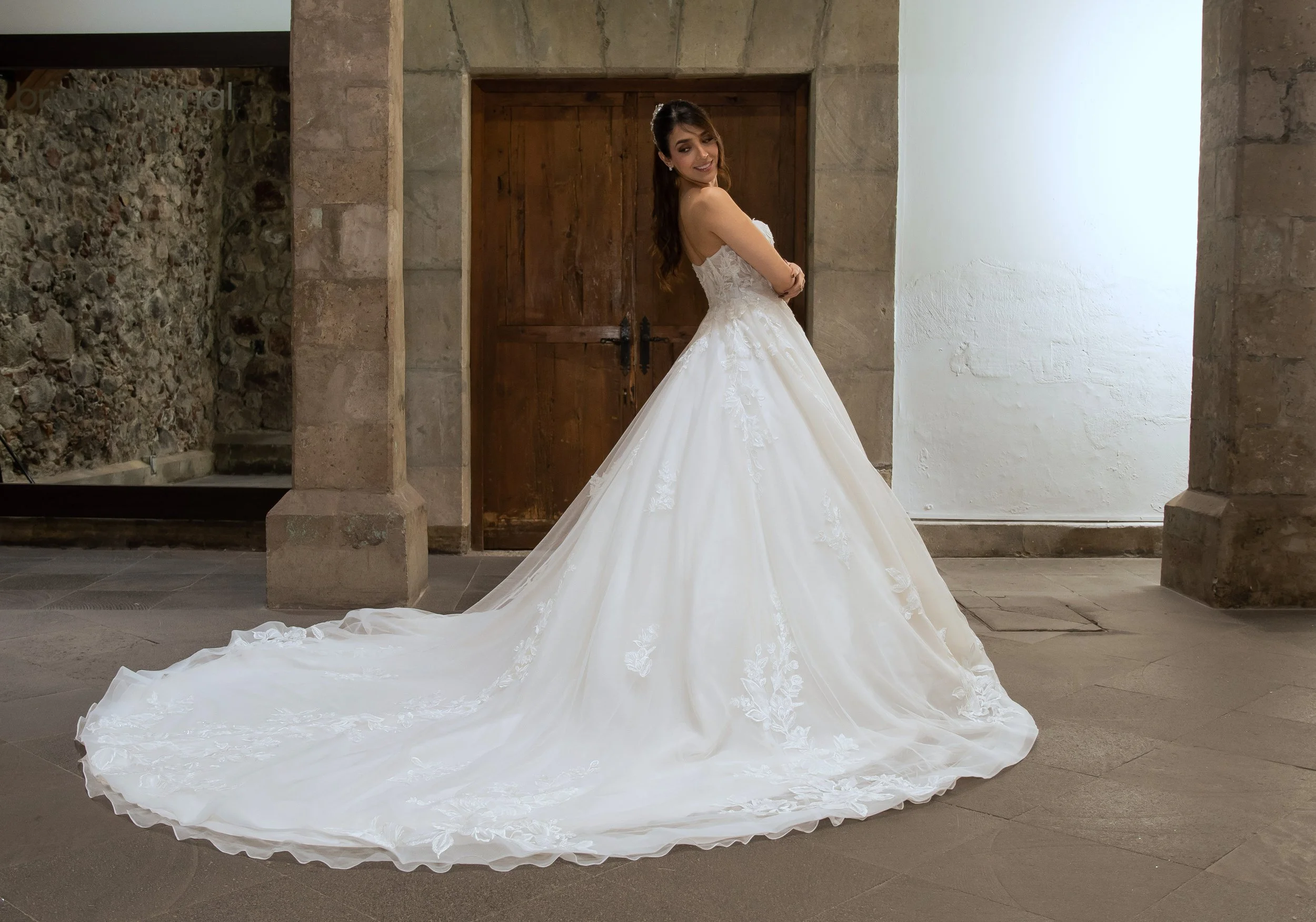 Vestido de novia Lina con la cola de tul y encaje extendida.