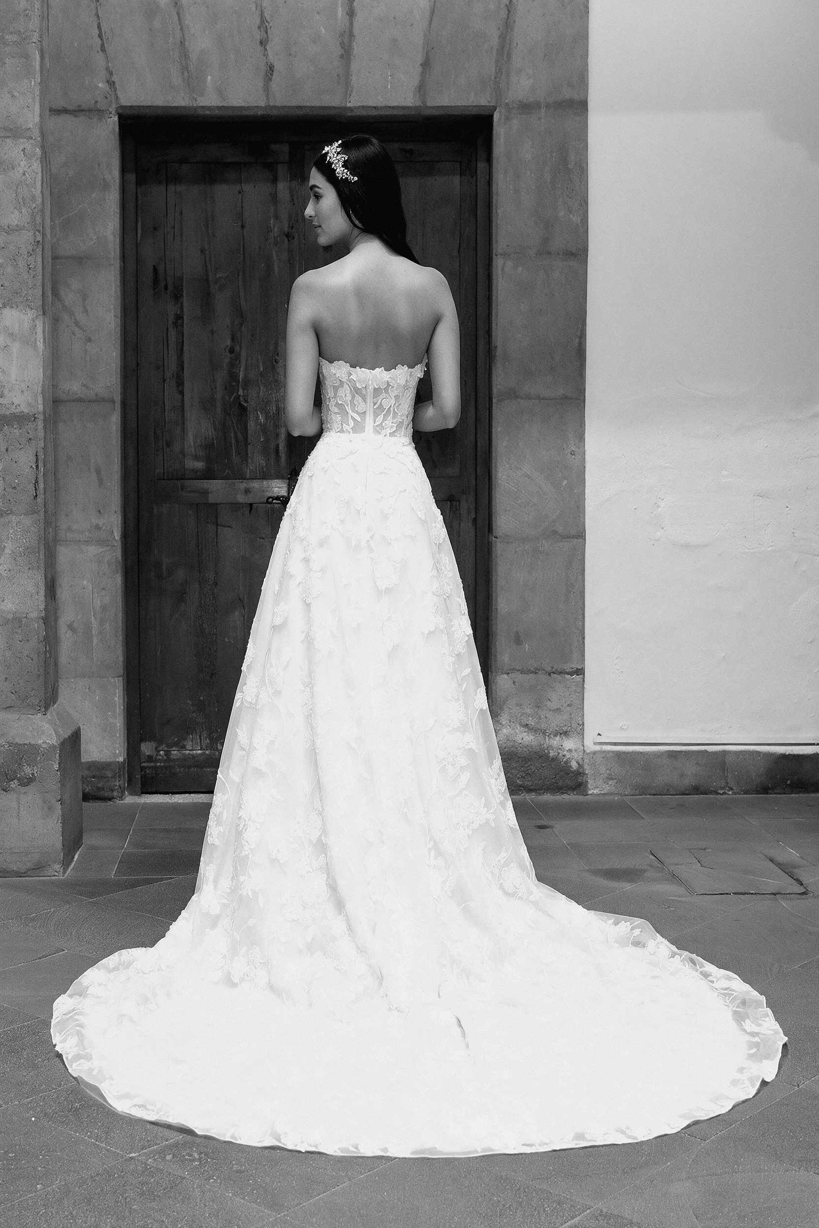 Espalda del vestido de novia Lucas con cola de encaje en línea A.