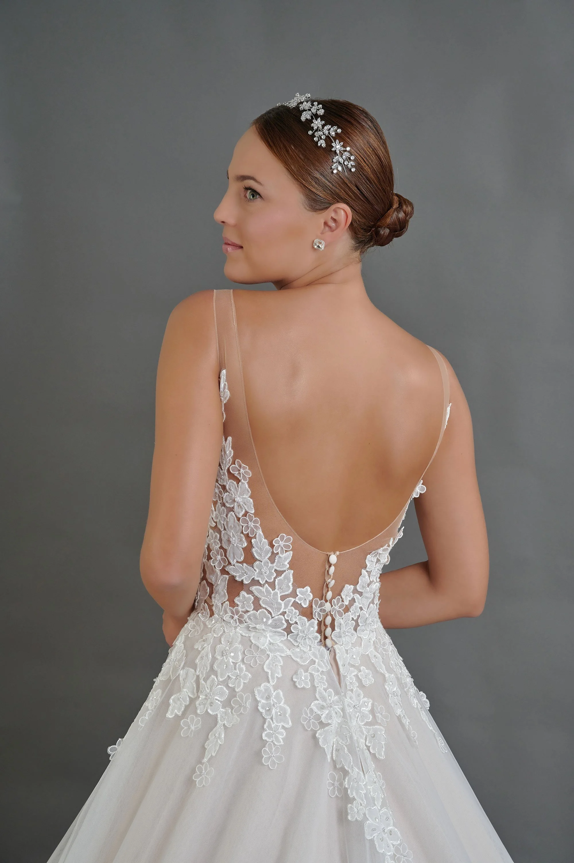 Espalda del vestido de novia Bertina con panel de ilusión y cola larga.