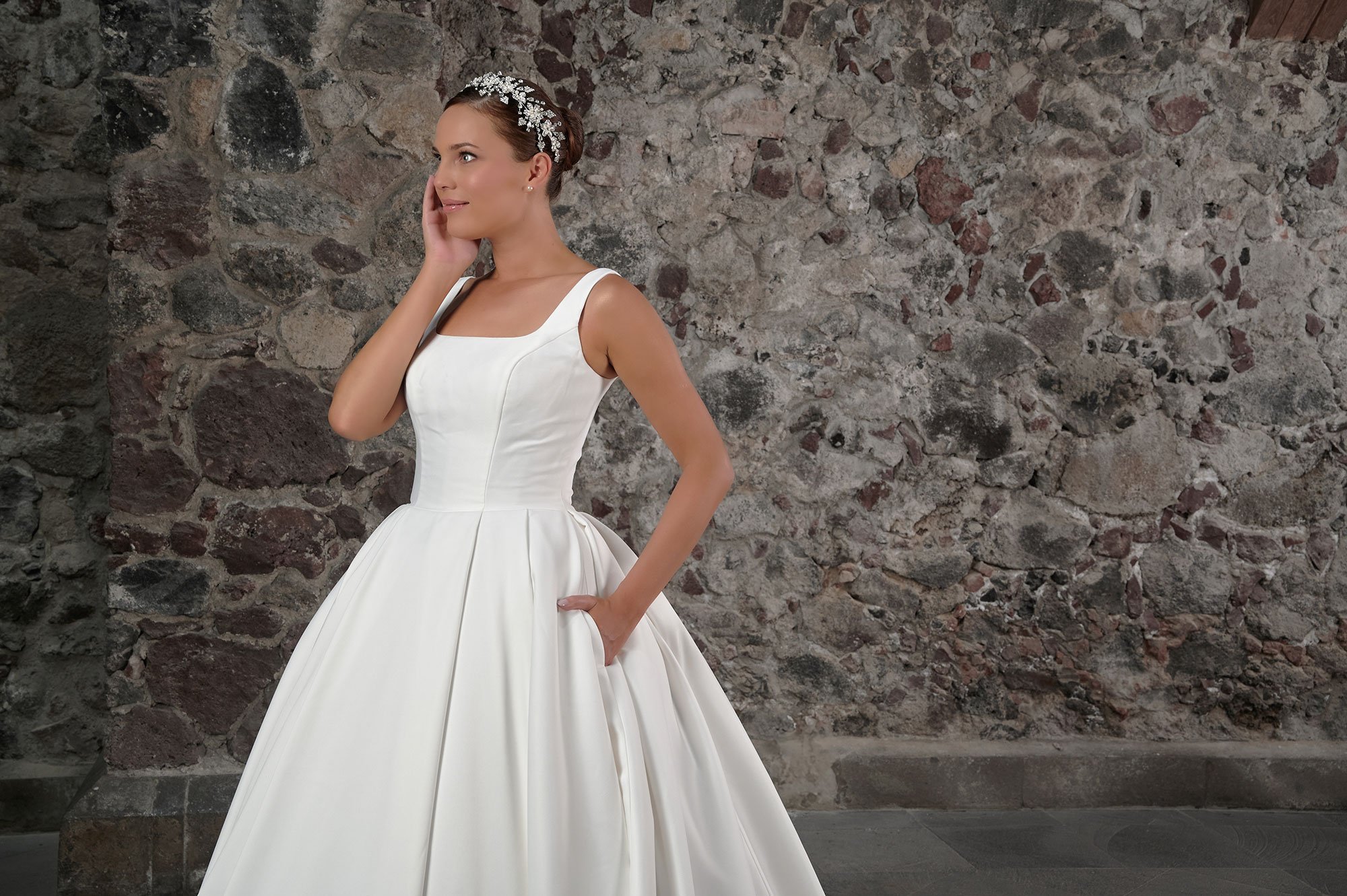 Vista lateral del vestido de novia Carmen mostrando el bolsillo y la caída del satén.