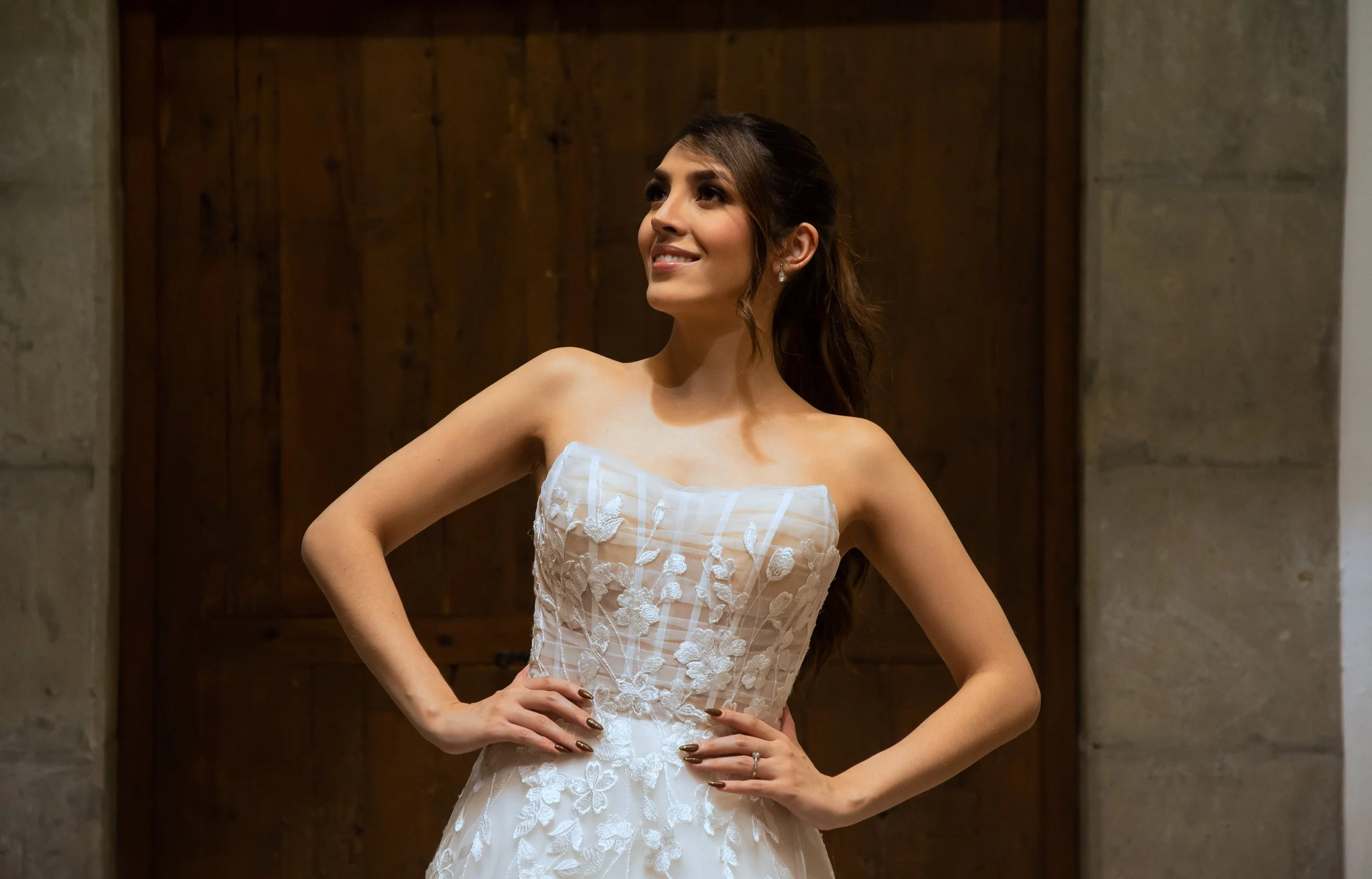 Escote strapless con corsé de transparencia y aplicaciones florales del vestido Lujo..jpg