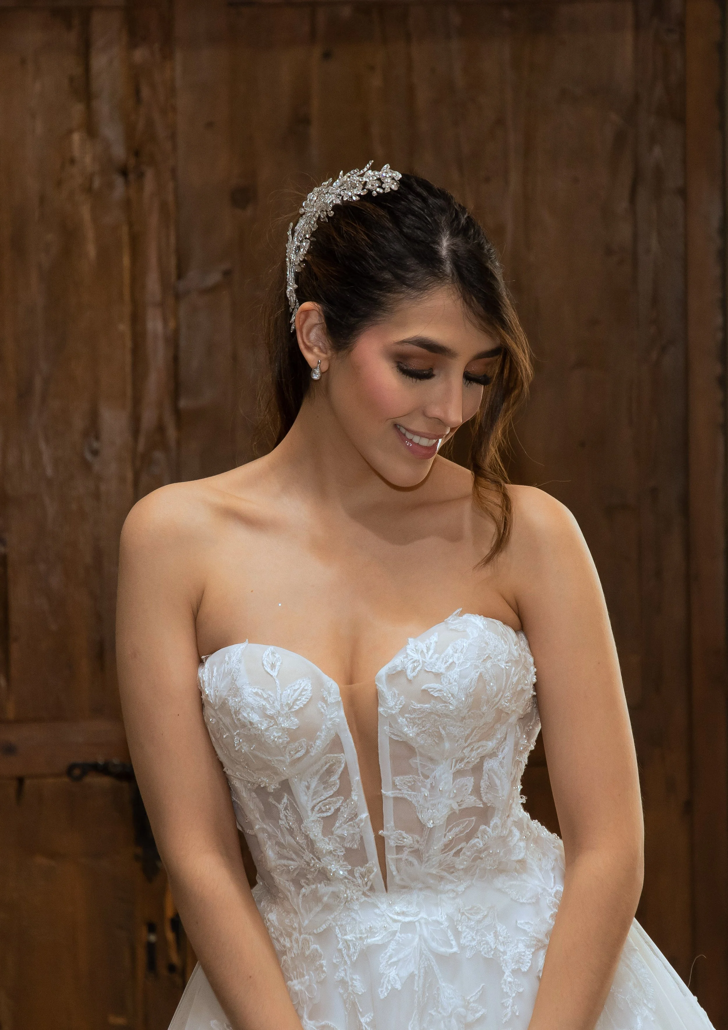 Escote corazón profundo con centro de ilusión y corsé de encaje del vestido Lina.