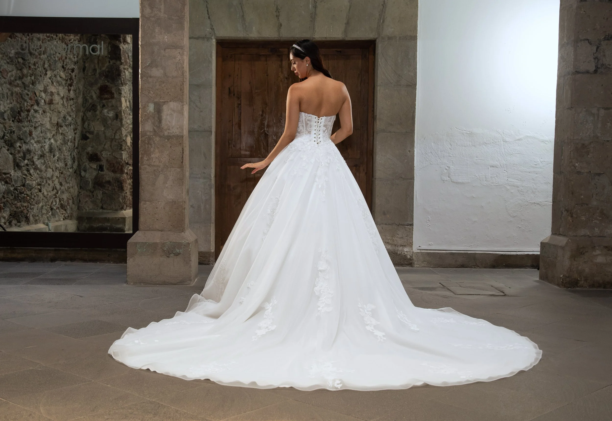 Detalle del amarre de listón de la espalda tipo corsé del vestido Larisa.