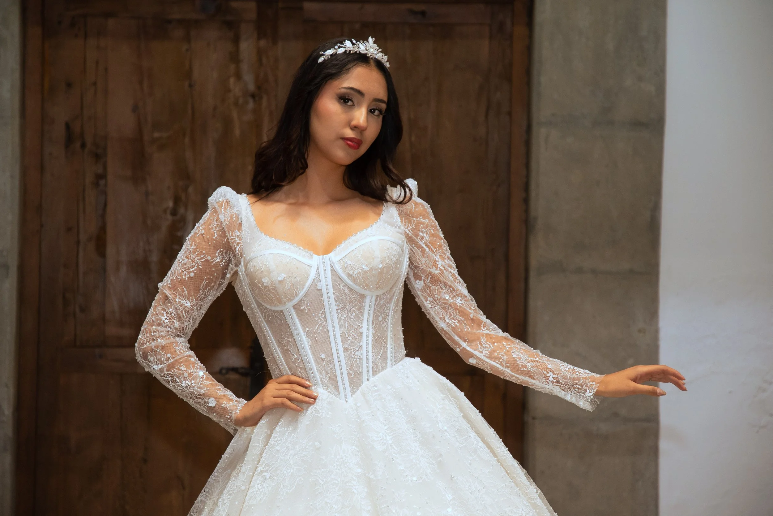 Vista de tres cuartos del vestido Luna con corsé, mangas de encaje y falda de brillo.