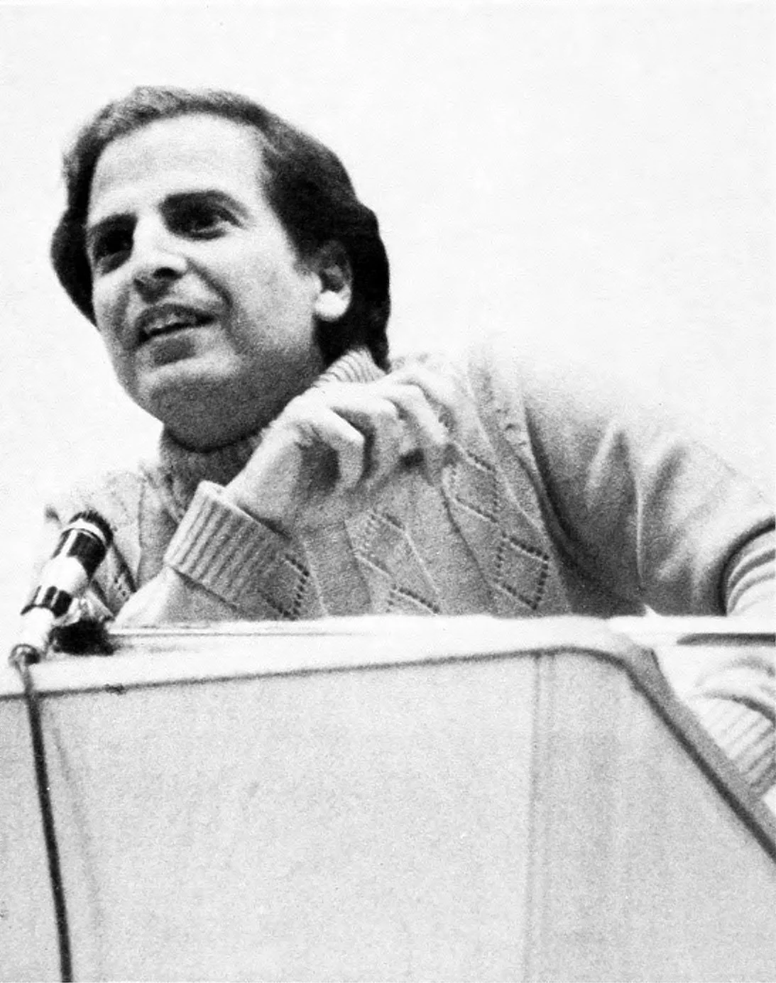 Lee Mendelson, a man, speaks at a podium.