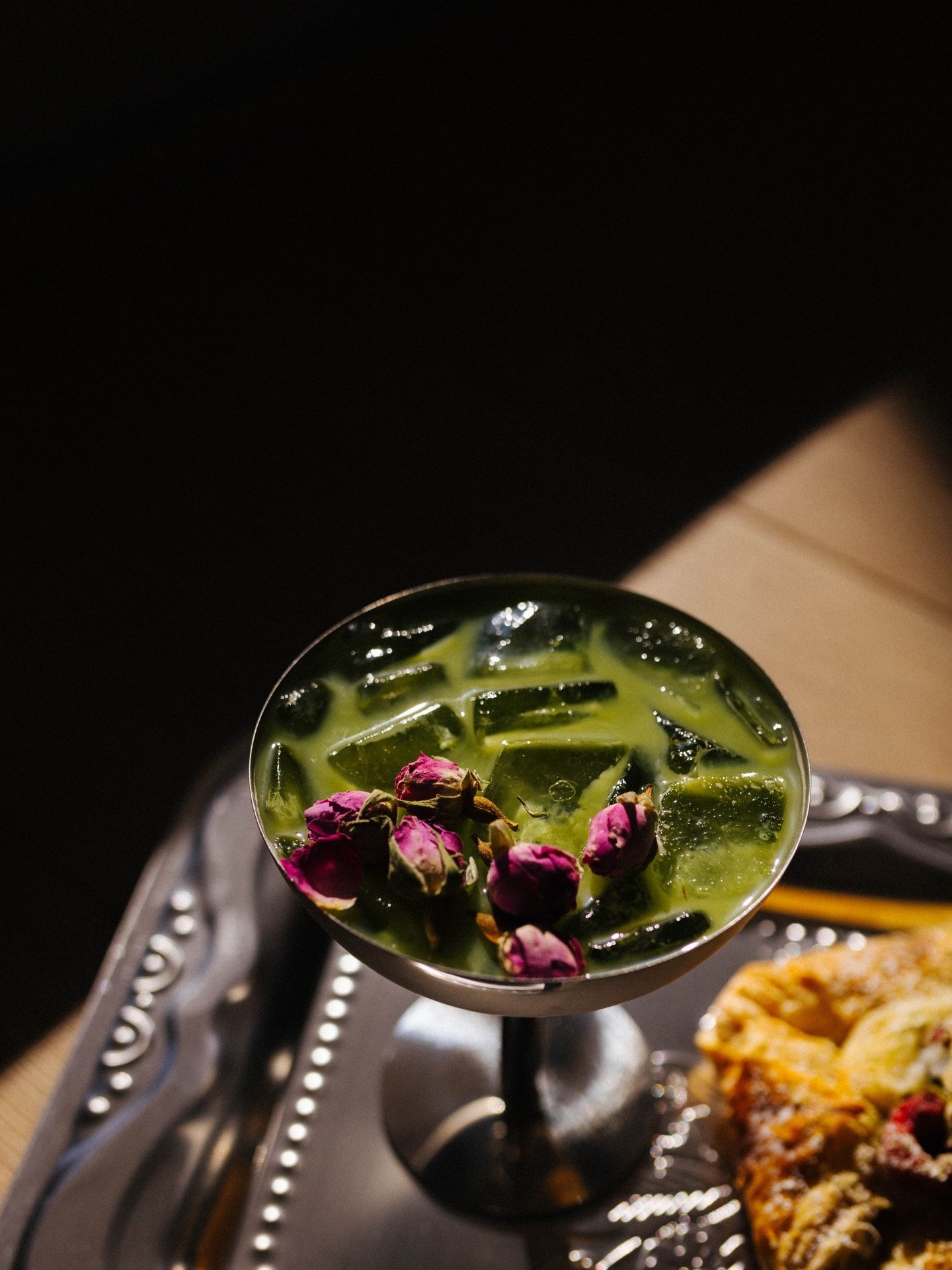 Roses are red,
Matcha is green,
What&rsquo;s warm, makes me smile,
And is my favorite &ldquo;thing&rdquo;? 

🌹 New flavor of the month HONEY ROSE 🍯 made with @goodhoneyofficial 
@conamorninayleon pastries are our favorite