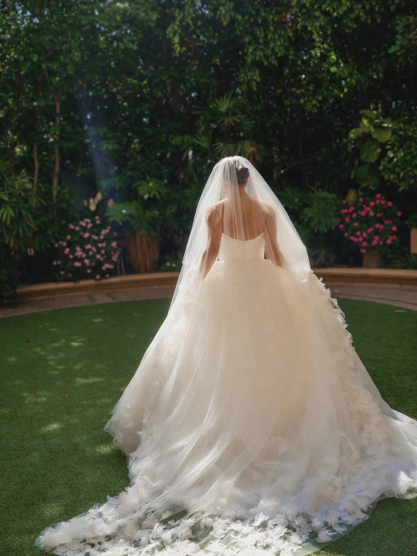 A few snaps from the wedding I shot the other day in Beverly Hills. This is your sign to hire a wedding content creator. The BTS, candid and raw moments you will cherish 💖 xoxo your wedding bestie 
#californiaweddingcontentcreator #wedding #wedding