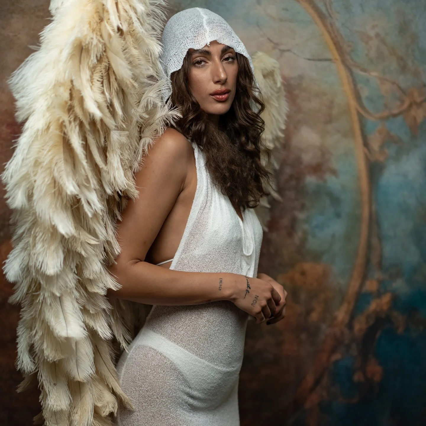 Just when I thought studio shoots couldn't get any better... these wings just added to it 🪽 #studioportrait #losangelesphotographer #portraitphotography #sandiegophotographer