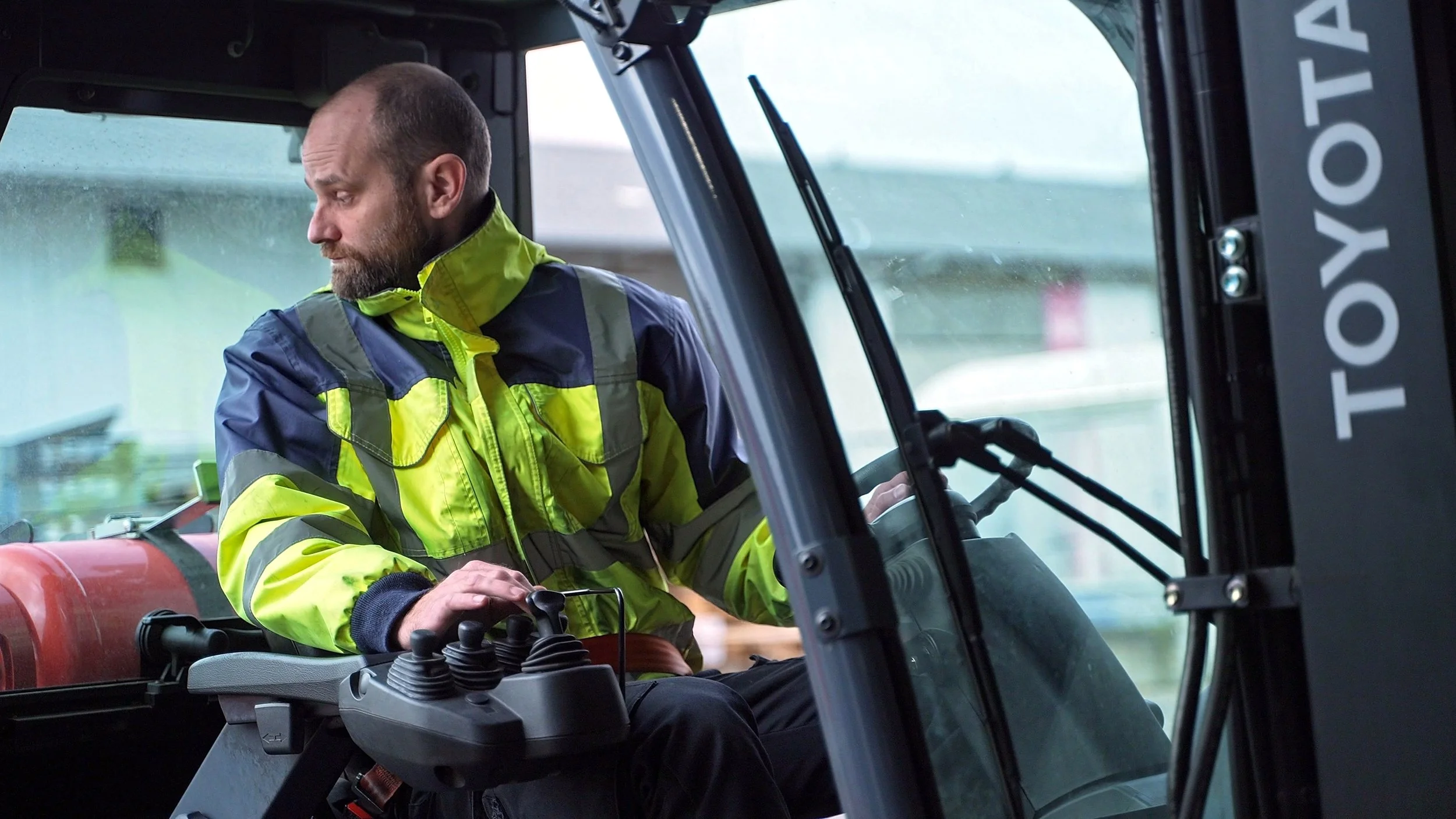Photo d'un des conducteurs d'engin de construction à l'usine de vénissieux de l'entreprise renault trucks

