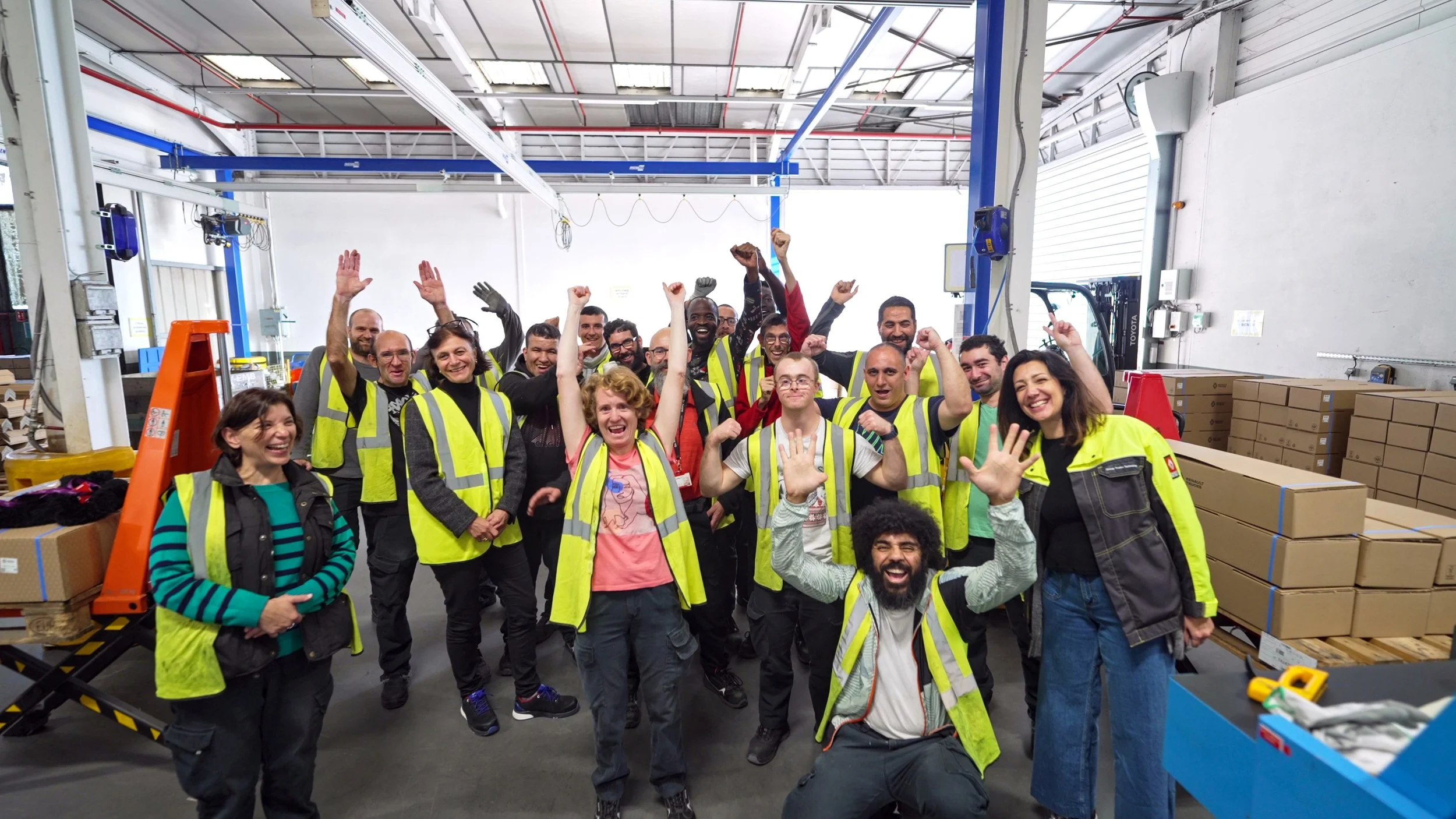 photo de l'ensemble de l'équipe de production de l'esat et de l'alged au sein de l'usine renault trucks
