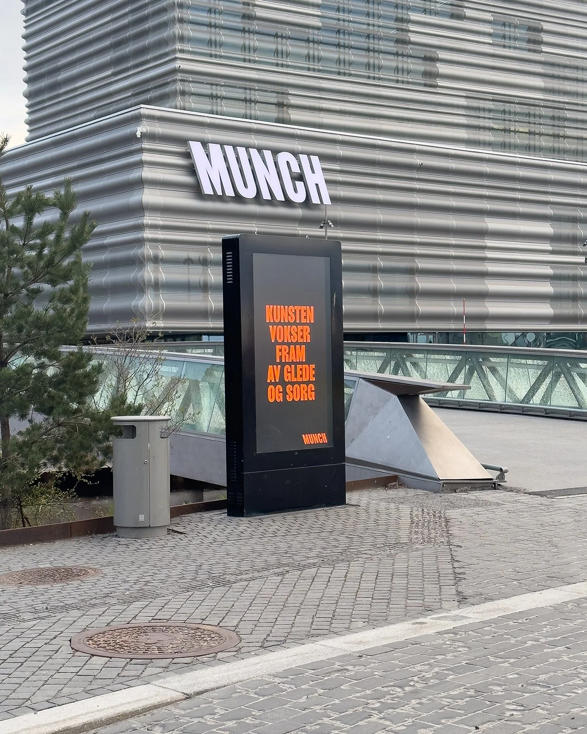 PROSJEKT: Munch. ROLLE: Design og utvikling av skjermer ute og inne. RESSURS: Jonas for Feed ÅR: 2022. Dynamiske skjermer med bevegelse og animasjoner på utsiden av MUNCH museet som henter data og informasjon fra deres API som gjør at MUNCH kun endre