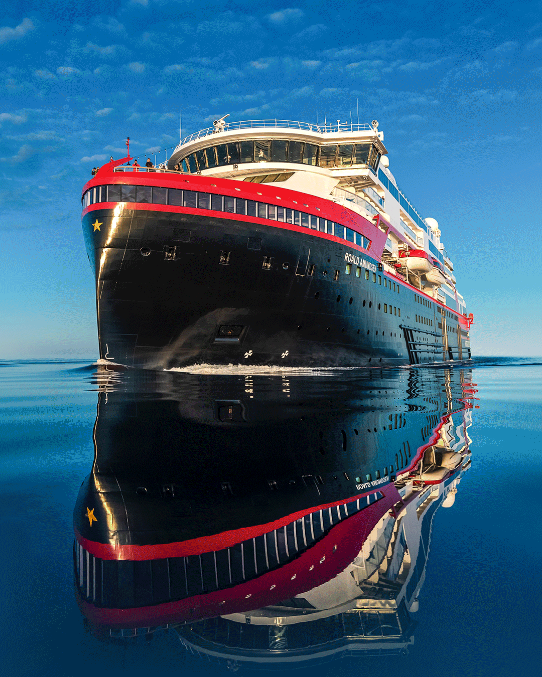 PROSJEKT: Hurtigruten. ROLLE: Strategi, konsept, navn, visuell identitet og wayfinding. RESSURS: Are + Feed ÅR: 2016 – 2021. Utvikling av 10 av Hurtigrutens  restaurant- og servicekonsepter + wayfinding og skilting for hele flåten. 