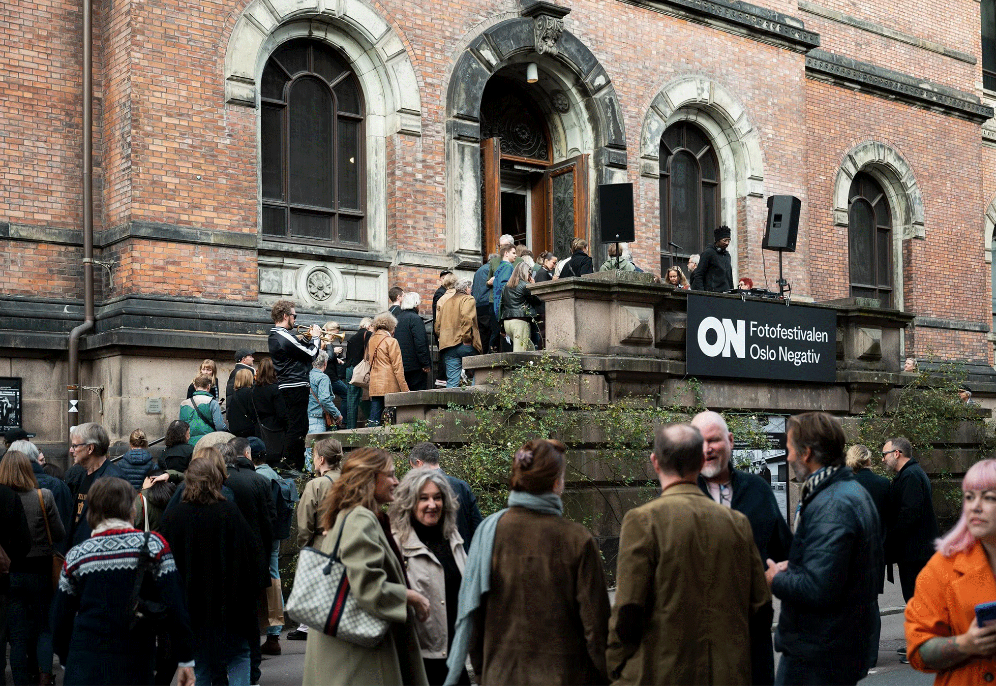 FOTOFESTIVALEN OSLO NEGATIV: Identitetsdesign kampanje, utstillingsdesign, skilting og wayfinding. 
Oslo Negativ er en internasjonal fotofestival i regi av Møllersamlingen og Preus museum , og samlet i 2025 over 50 utstillere og 200 fotografer i det 