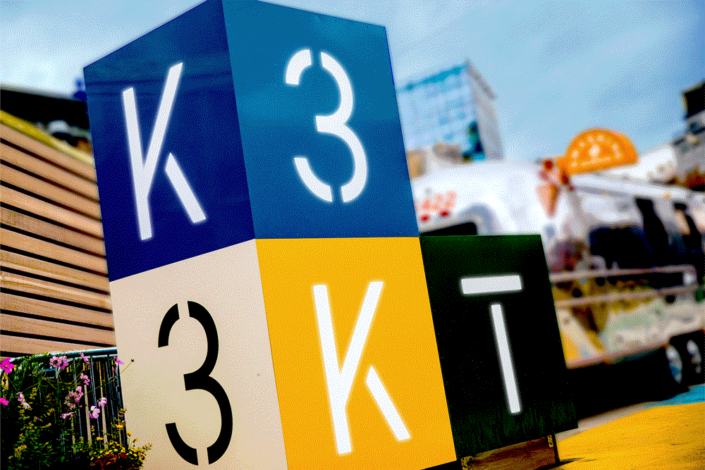 PROSJEKT: 3KT. RESSURS: Are. ÅR: 2022. Strategi, konseptutvikling, visuell identitet og navneutvikling for det midlertidige kultur- og eventområdet  3KT for Ferd Eiendom. Den visuelle identiteten er basert på typografi fra skipsverftet Akers Mekanisk