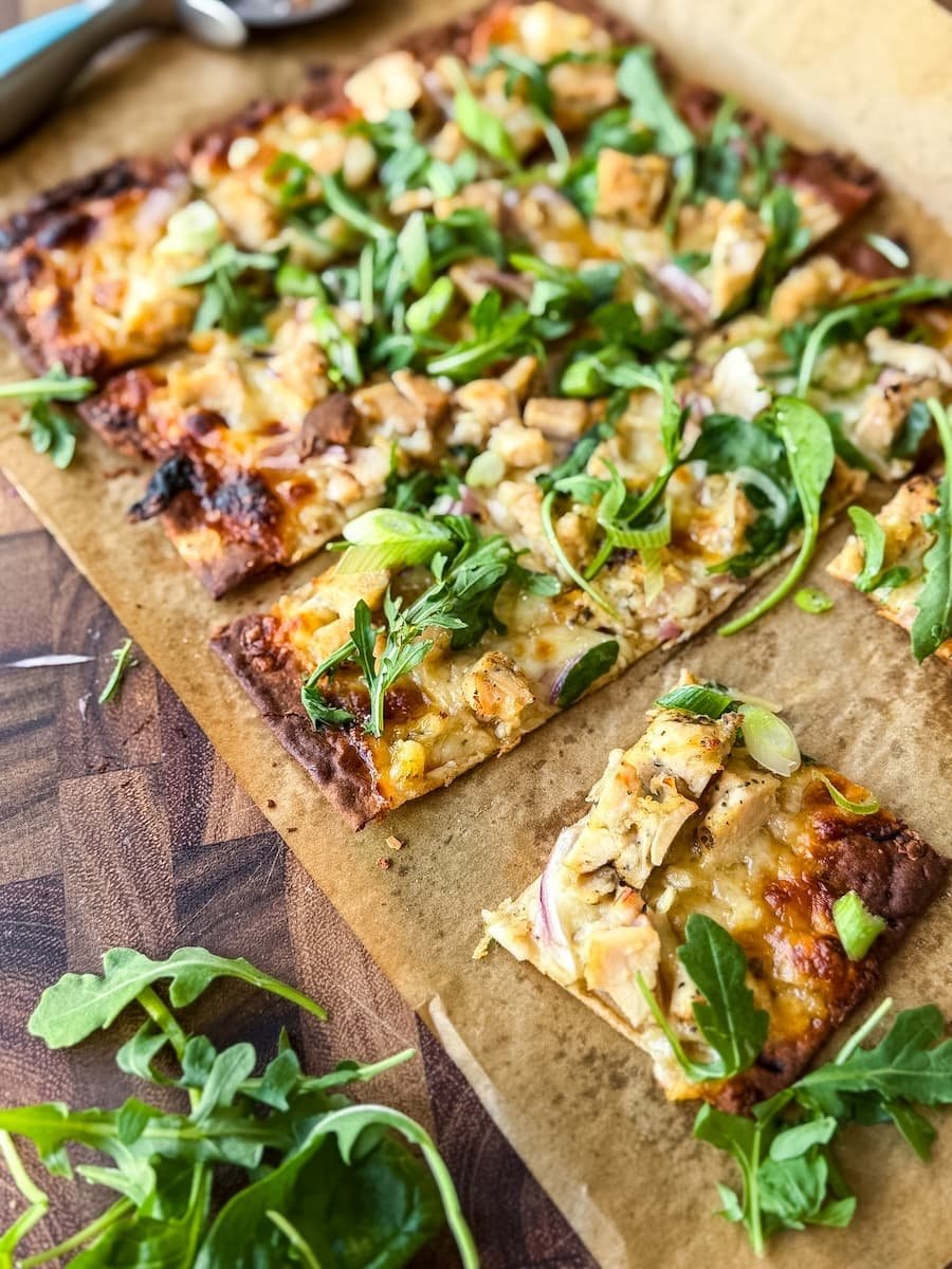 flatbread recipes // hot honey chicken flatbread with arugula on top