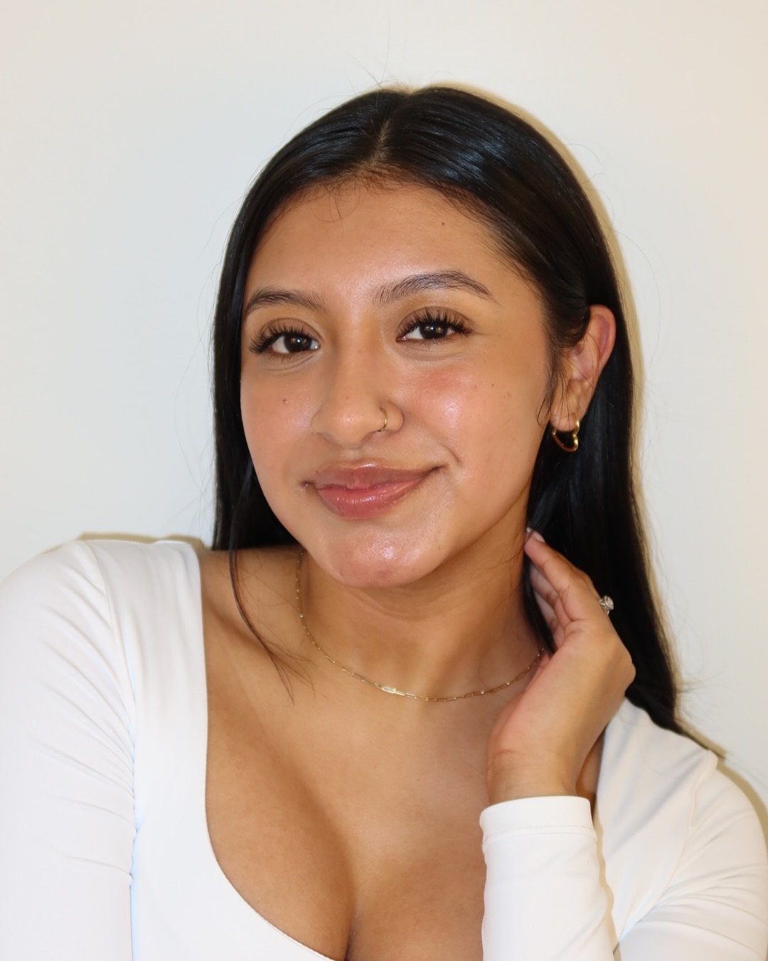 Obsessed with this super natural wet set—light, wispy, and perfect for that ‘I woke up like this’ vibe. If you’re into a fresh, barely-there glam that still gives definition, this one’s for you. Natural beauty, but eleva