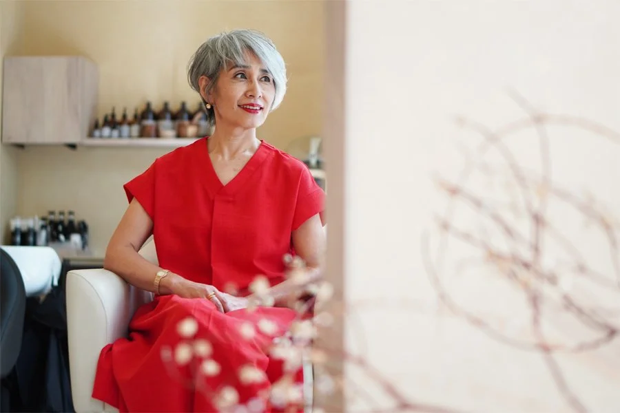 グレイヘアとパーマが織りなす、ショートヘアの美