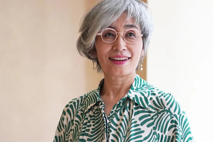 グレイヘアとパーマで魅せるショートヘアの美学