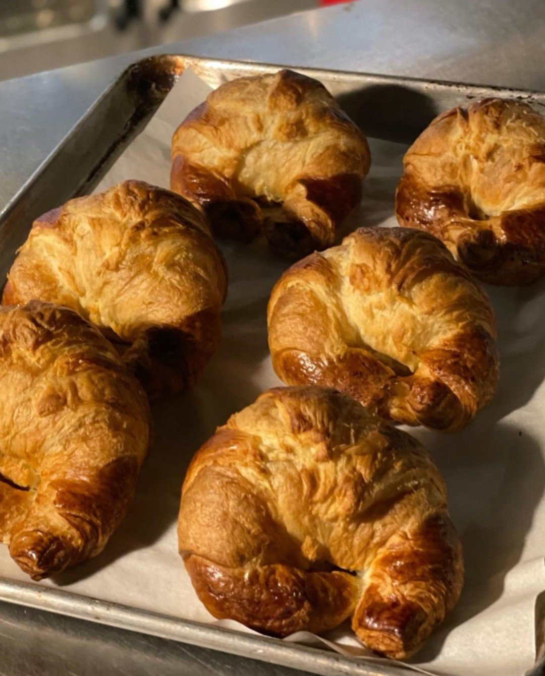 Life&rsquo;s simple pleasures: freshly baked croissants 🥐

Each bite is a delicious blend of buttery flakiness and subtle sweetness! Do you love croissants as much as we do?

#primrosecafe #primrose #albanynycafe #freshlybakedcroissants #upstatenyca