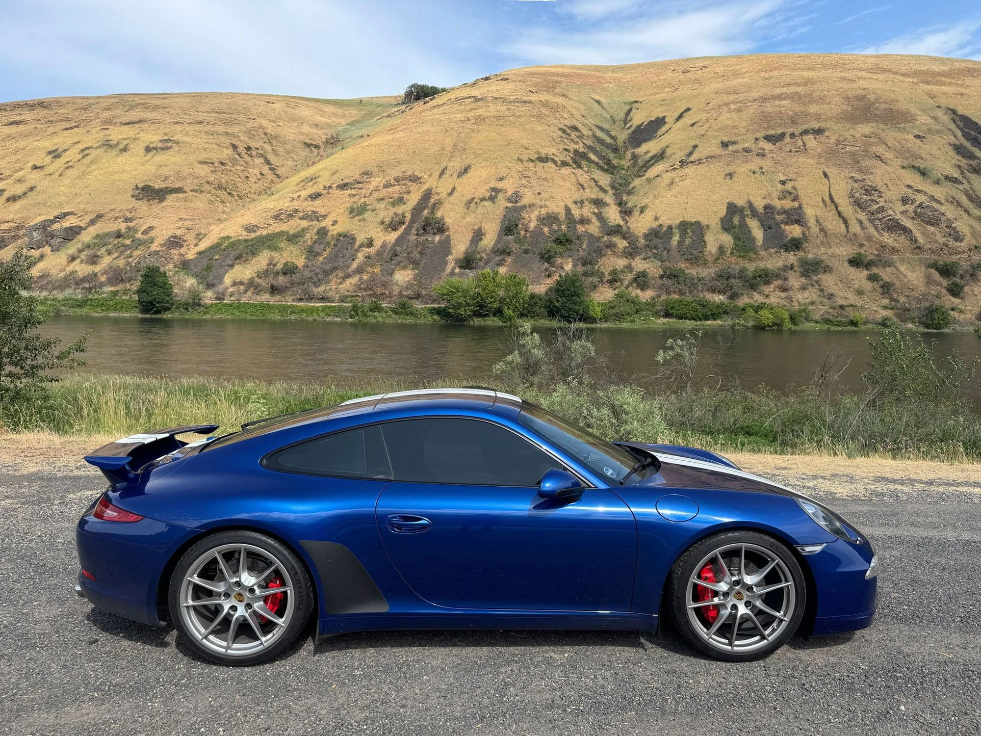 Saphire-blue-Porsche-911-with-magnetic-gravel-guards.jpg