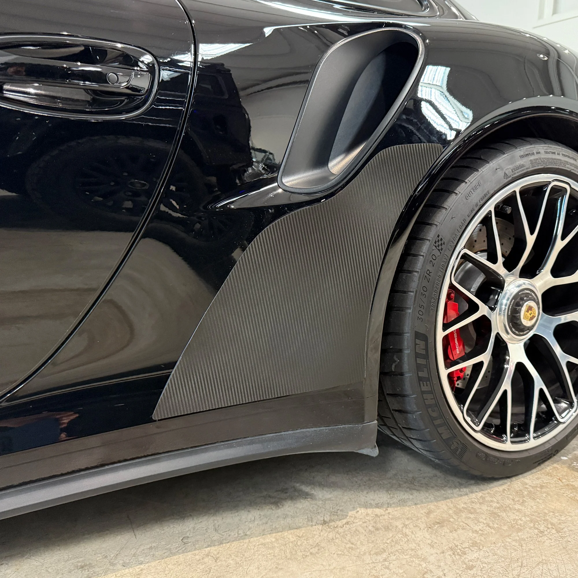 Black-991-turbo-with-Carbon-Fiber-magnetic-stone-guard.jpg