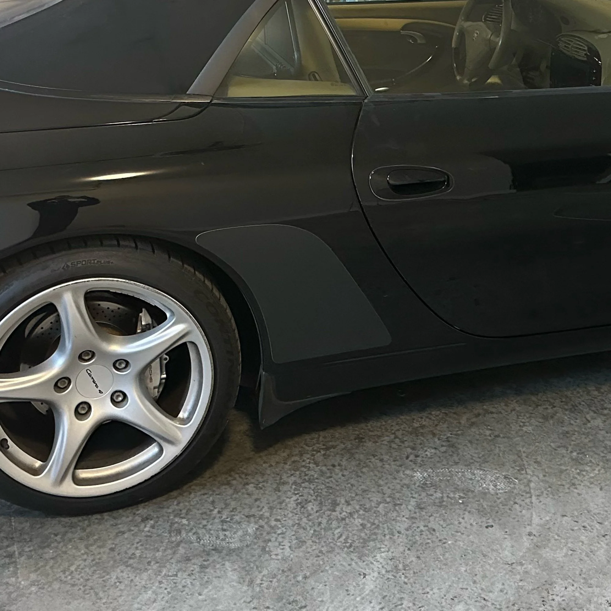 Black_fins_on black_996_cab.jpg