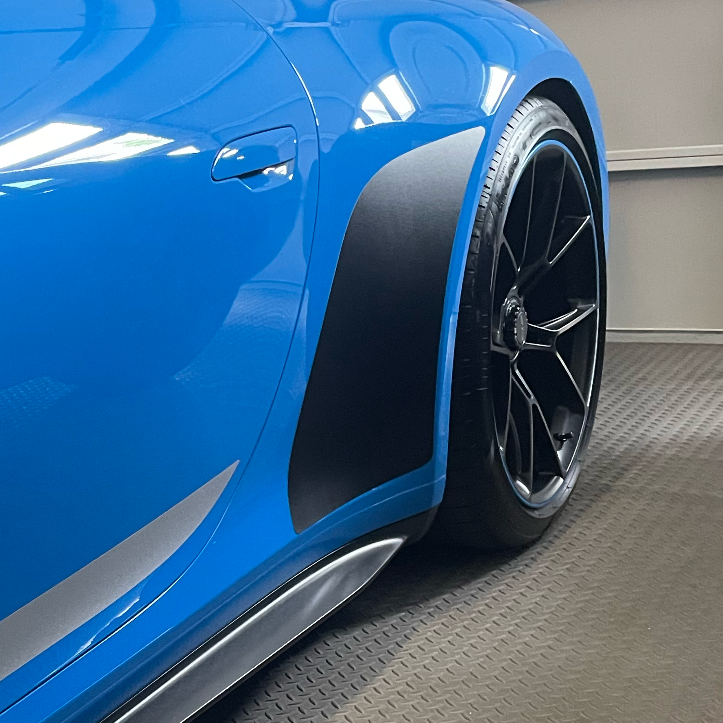 0000_shark-Blue-GT3_-Wrapfin_stone_guards_close-up.png
