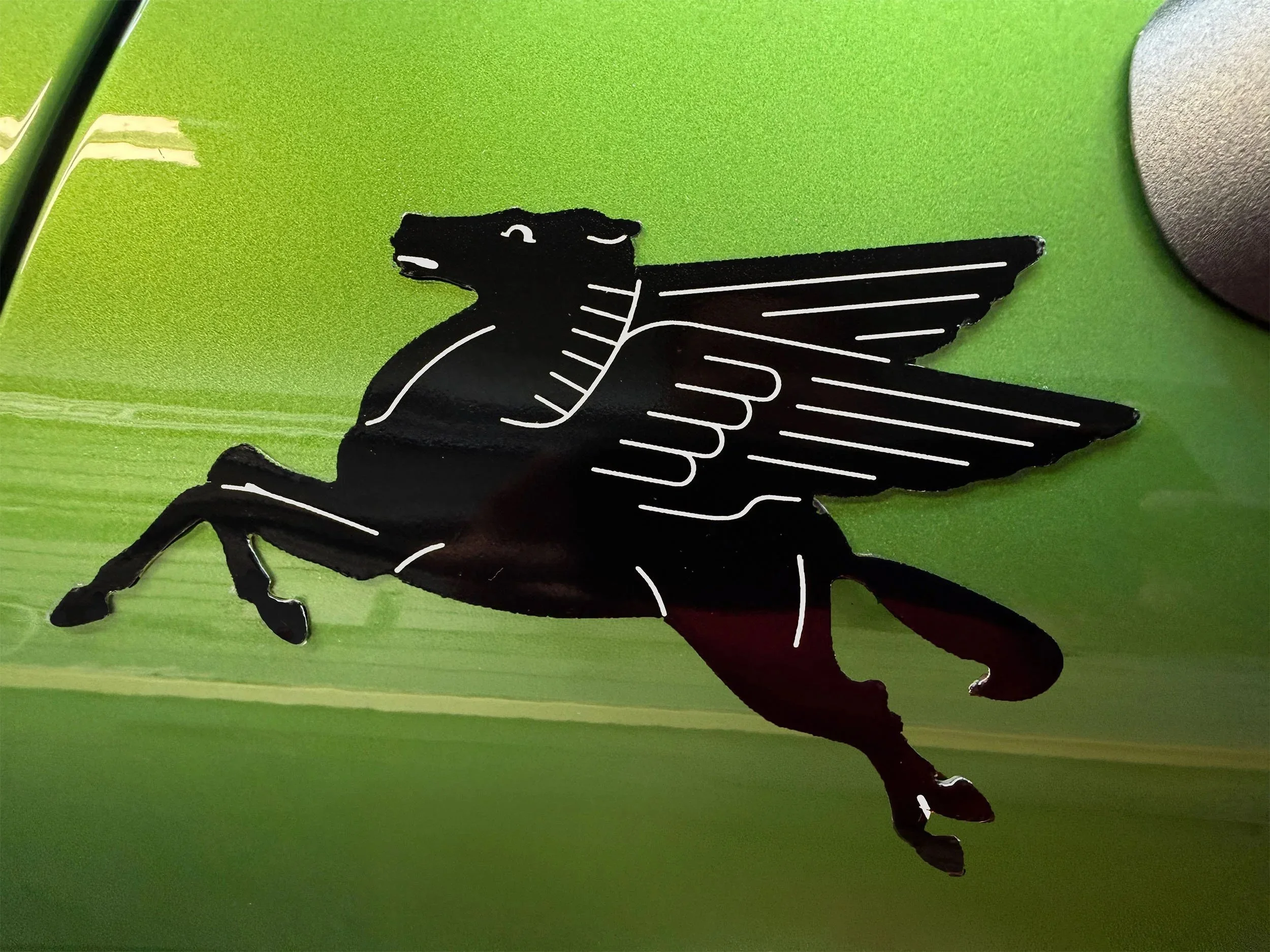 Black-Mobil-racing-pegasus-magnet-on-green-Macan.jpg
