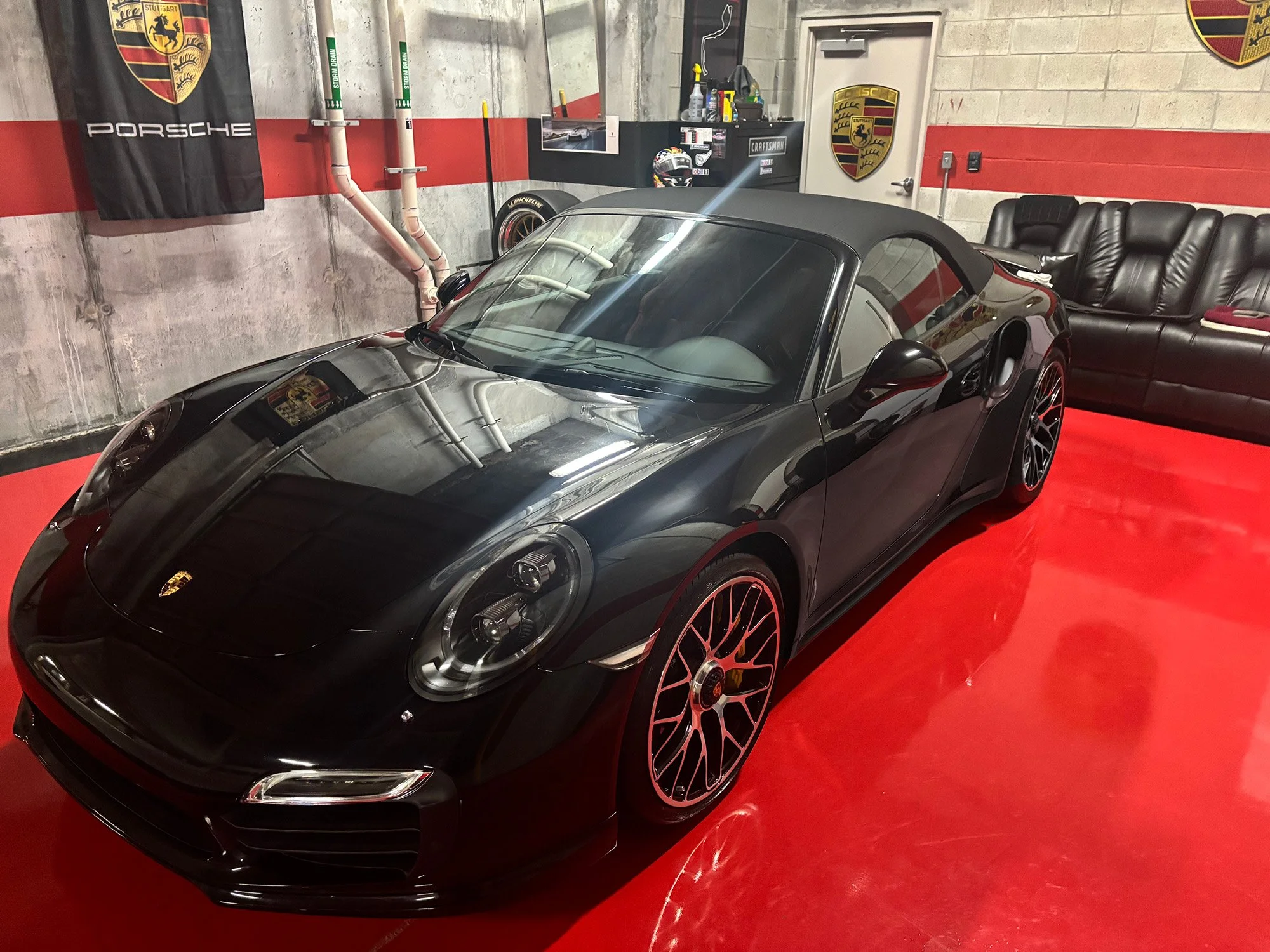 Black-991-turbo-amazing red floor.jpg