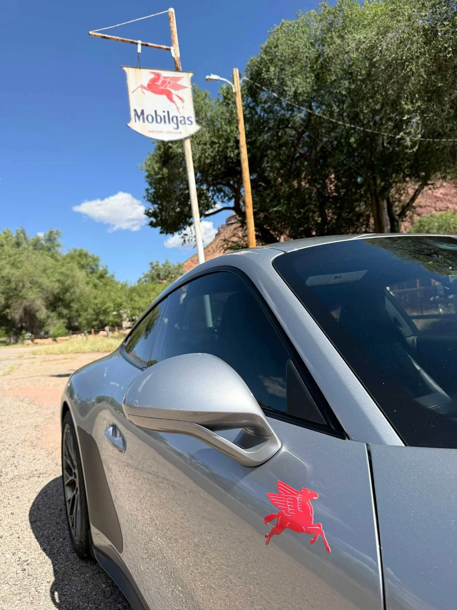 Pegasus_magnet-on-Porsche-911_MobilGasstation.jpg