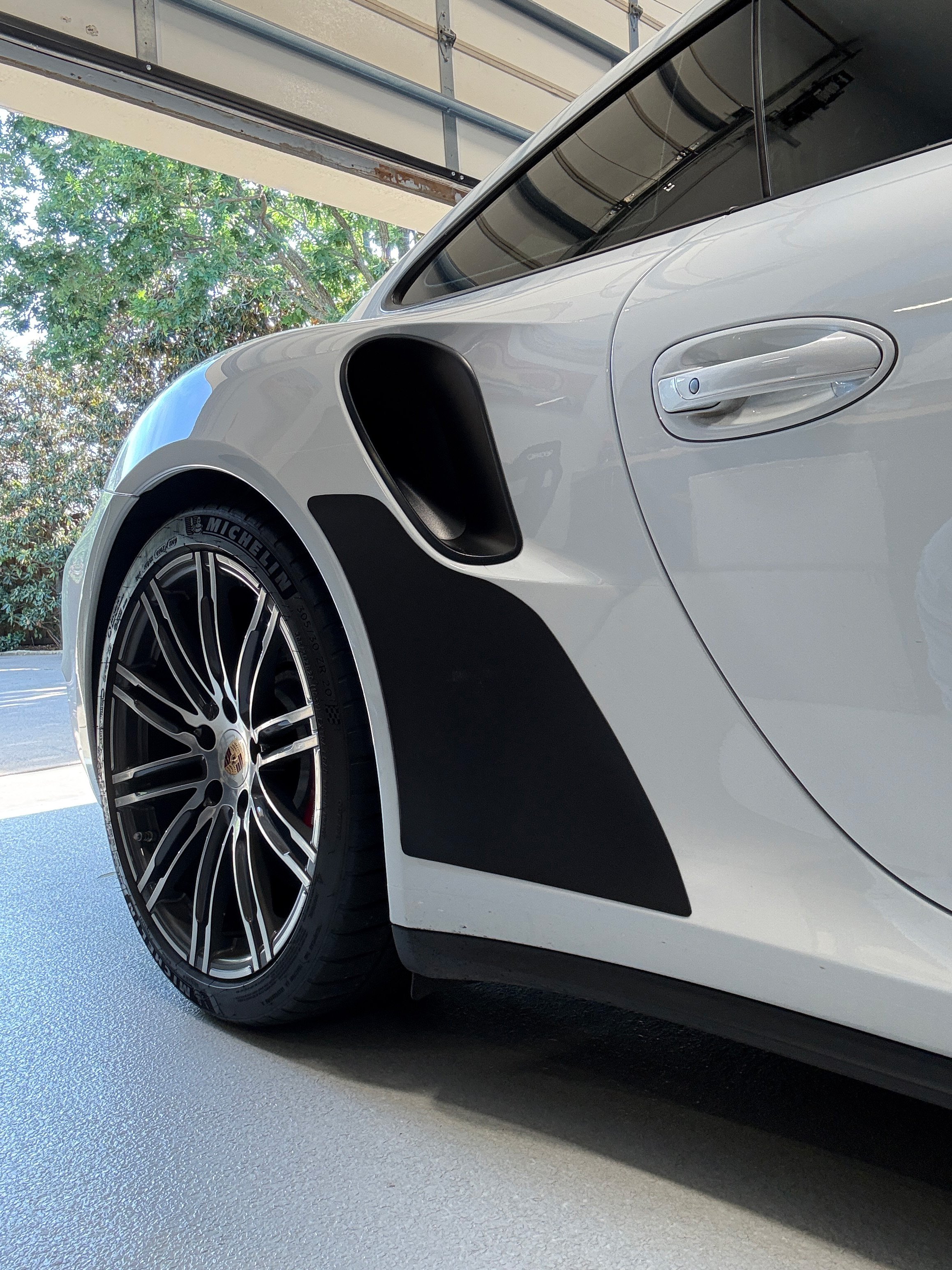 V_ 991 turbo MagnaFin-white-angle view-garage.jpg