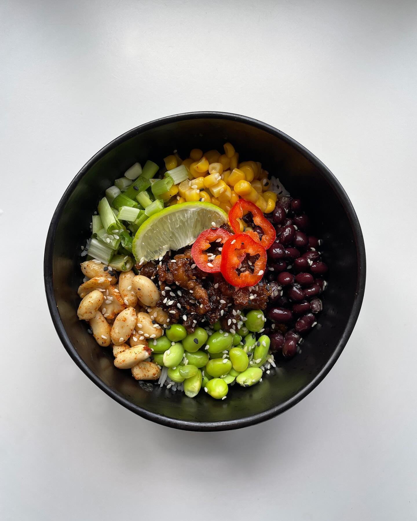🫛 Plant Protein 🫛

Up your protein with some black beans, edamame beans &amp; peanuts! Add some sweet &amp; spicy garlic tofu to get an extra 12g of protein 💪