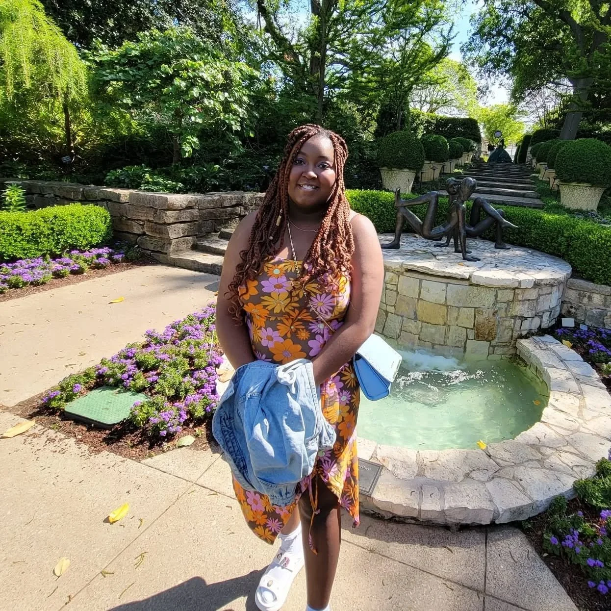 what's going on in that statue behind me? 🤔 

it's almost the weekend and i hope that this week has been successful for you 💗 whether that means being super productive or taking time for self care and relaxing, it's important to make the most of yo