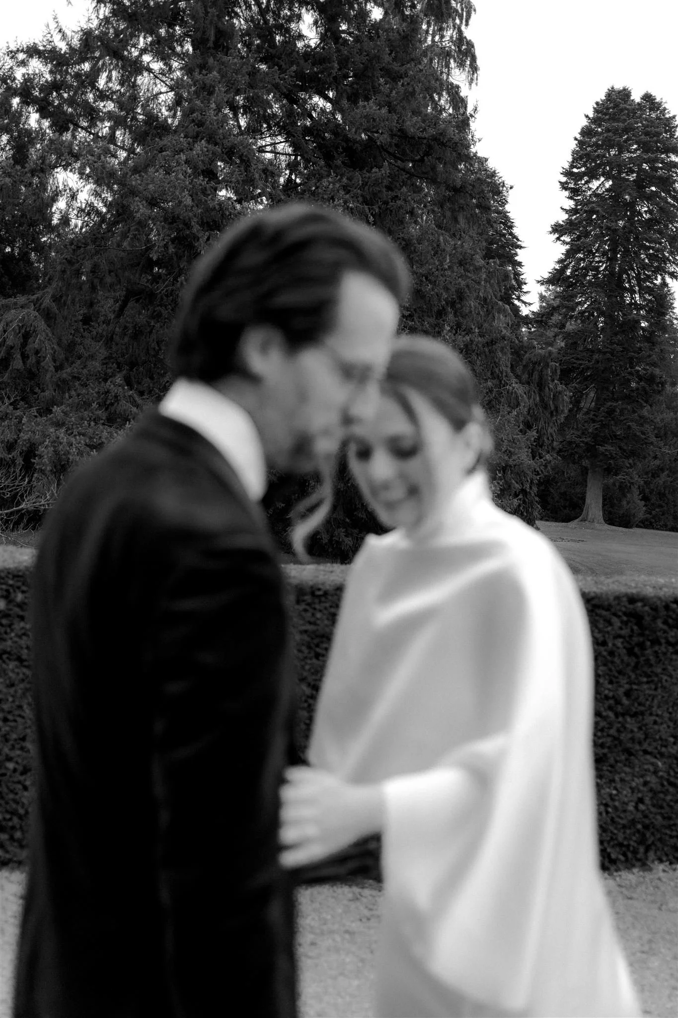 Unscharfes Portrait Hochzeitspaar versetzt Schwarz Weiß