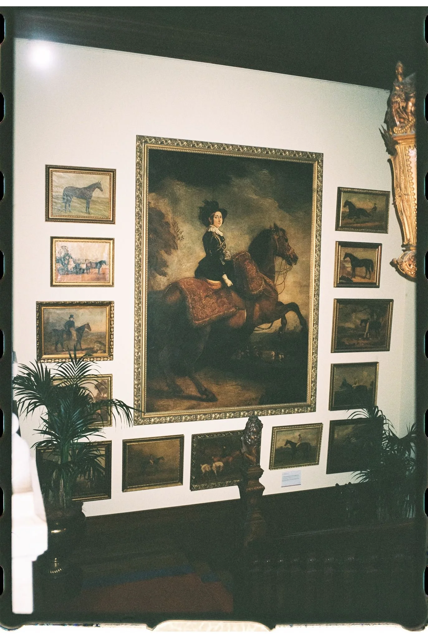Treppenaufgang mit wand mit alten Bildern Schlosshotel Kronberg