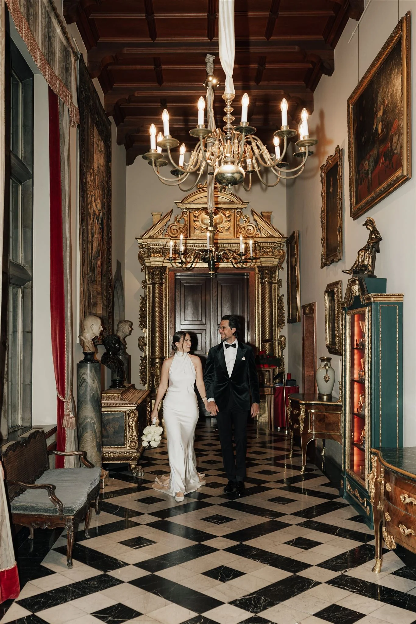 Paar in Gang Schlosshotel Kronberg laufend