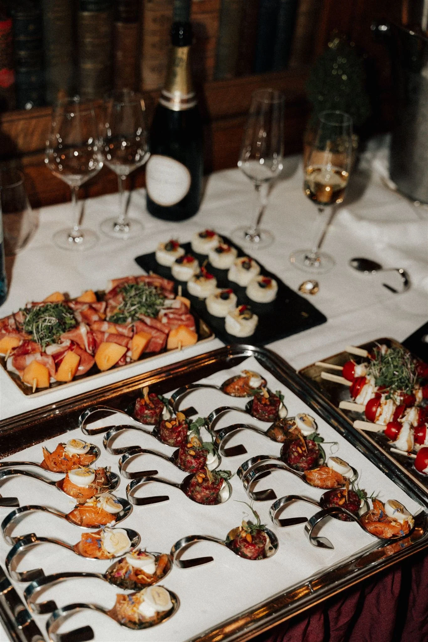Canape Sekt auf Tisch Hochzeit