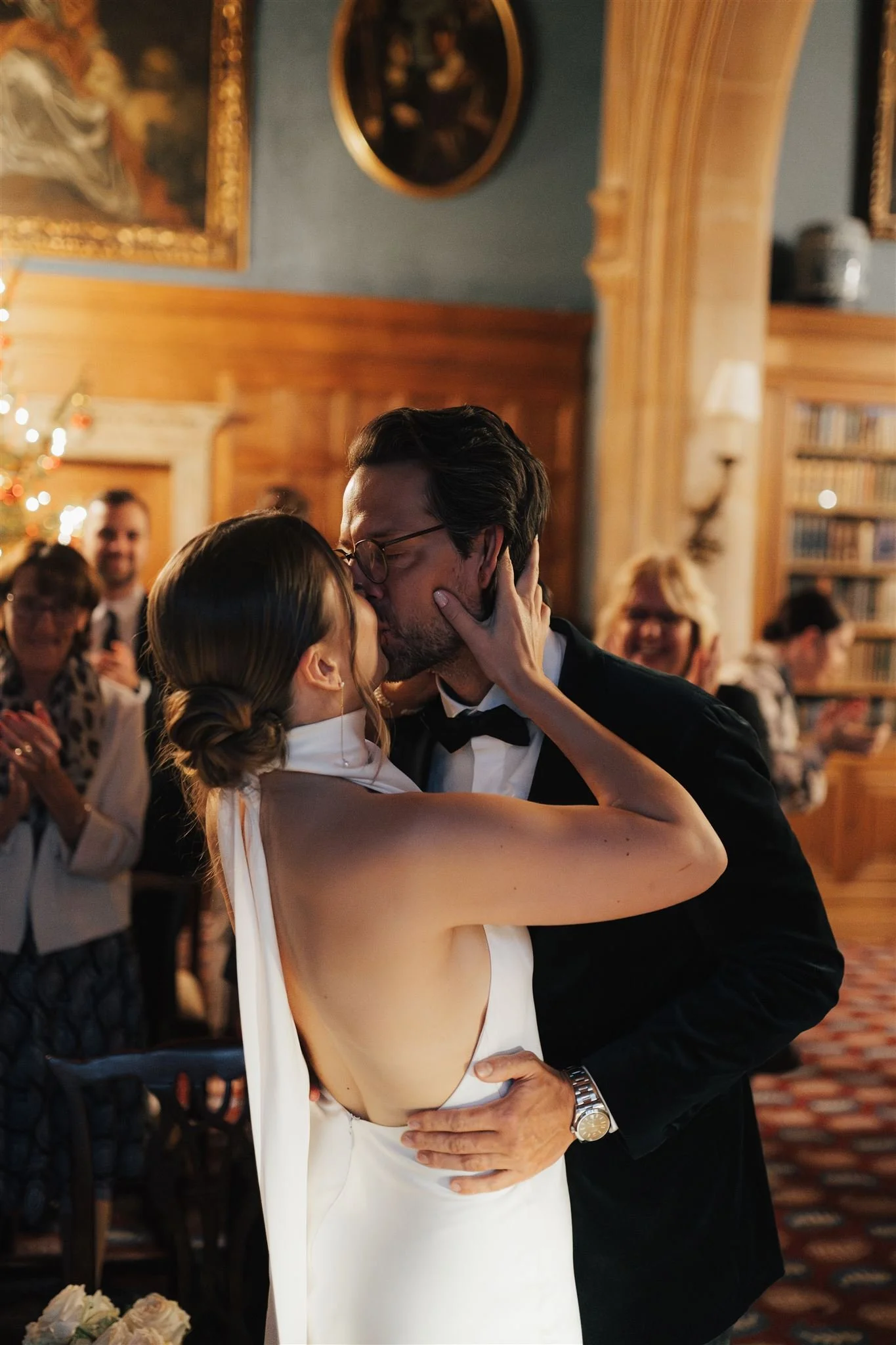 Kussbild von Hochzeitspaar in Bibliothek Schlosshotel Kronberg