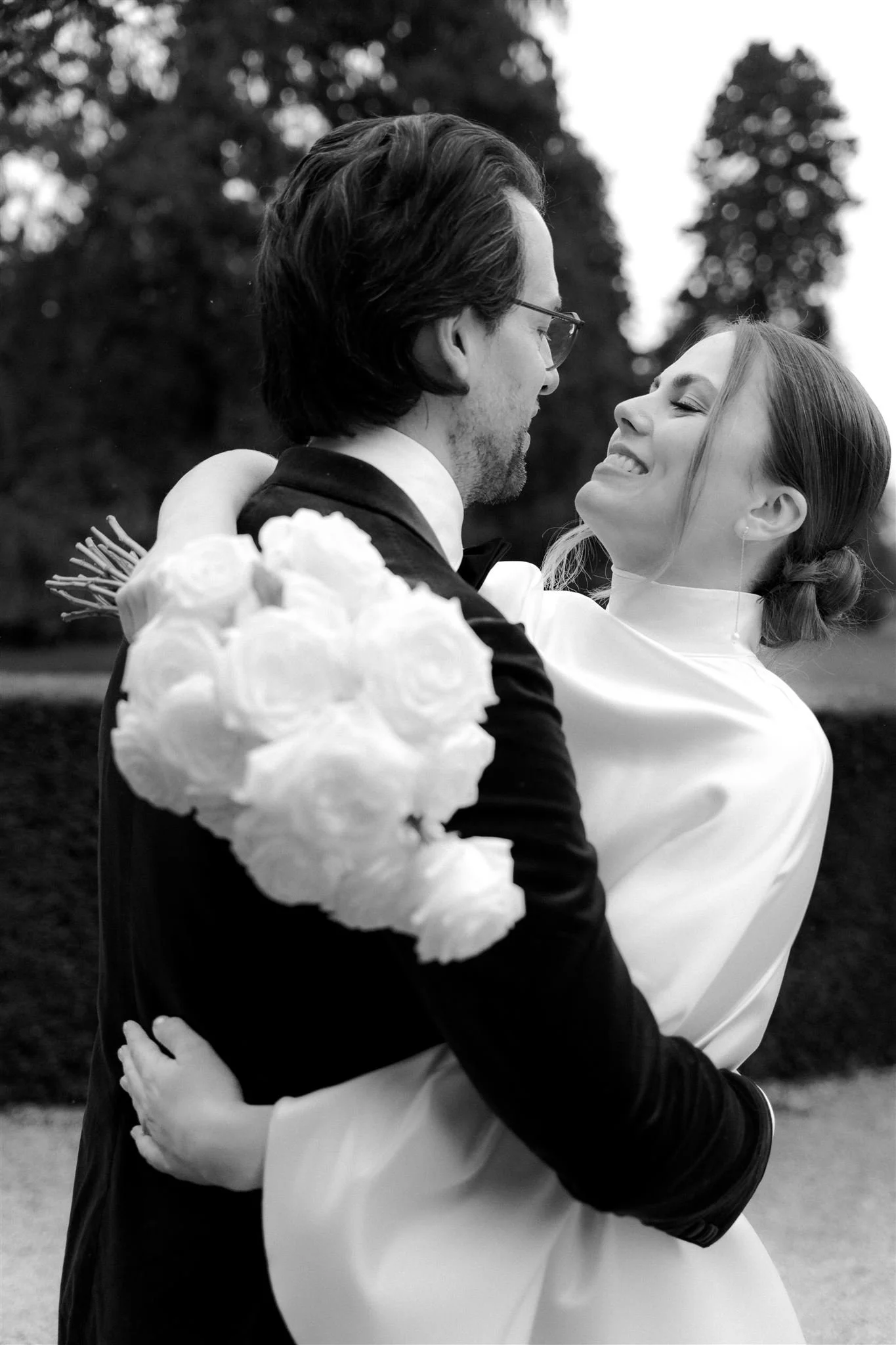 Portrait Hochzeitspaar Schwarz Weiß Umarmung anschauend