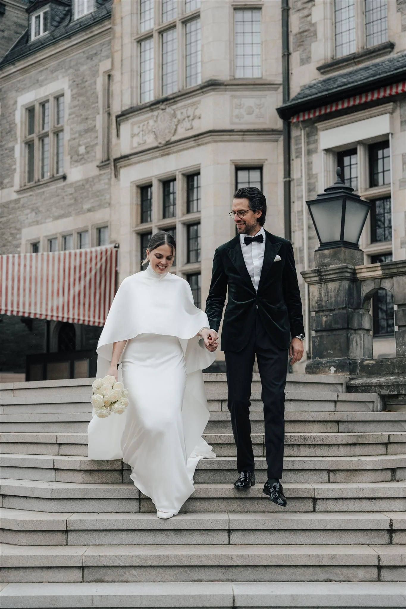 Hochzeitspaar läuft Treppe runter Schlosshotel Kronberg