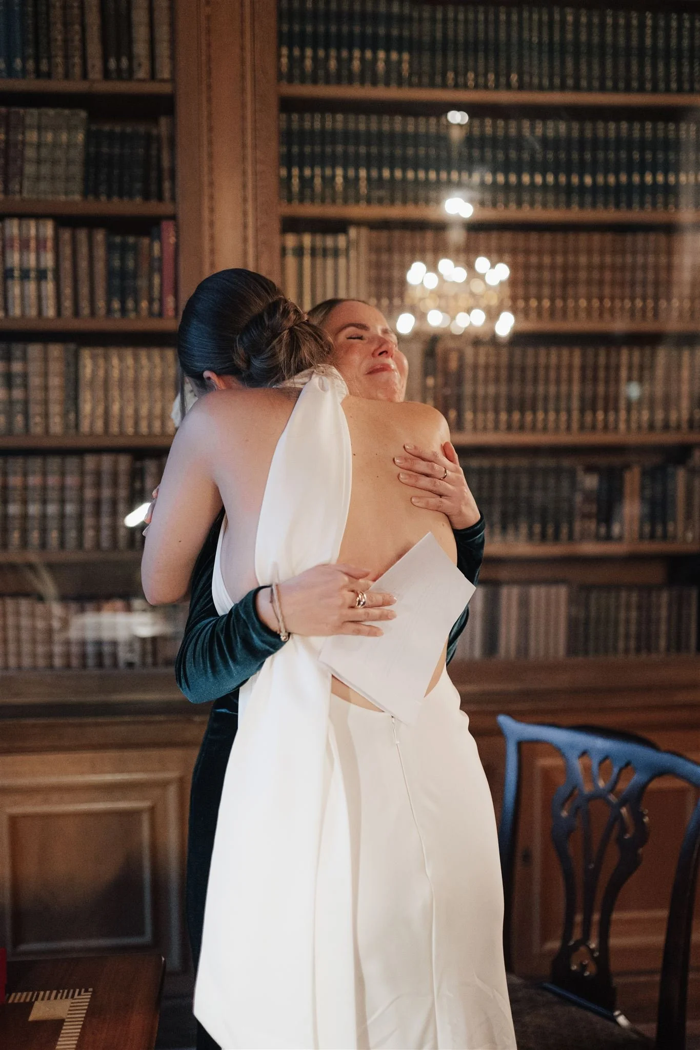 Umarmung Braut Trauzeugin Hochzeit